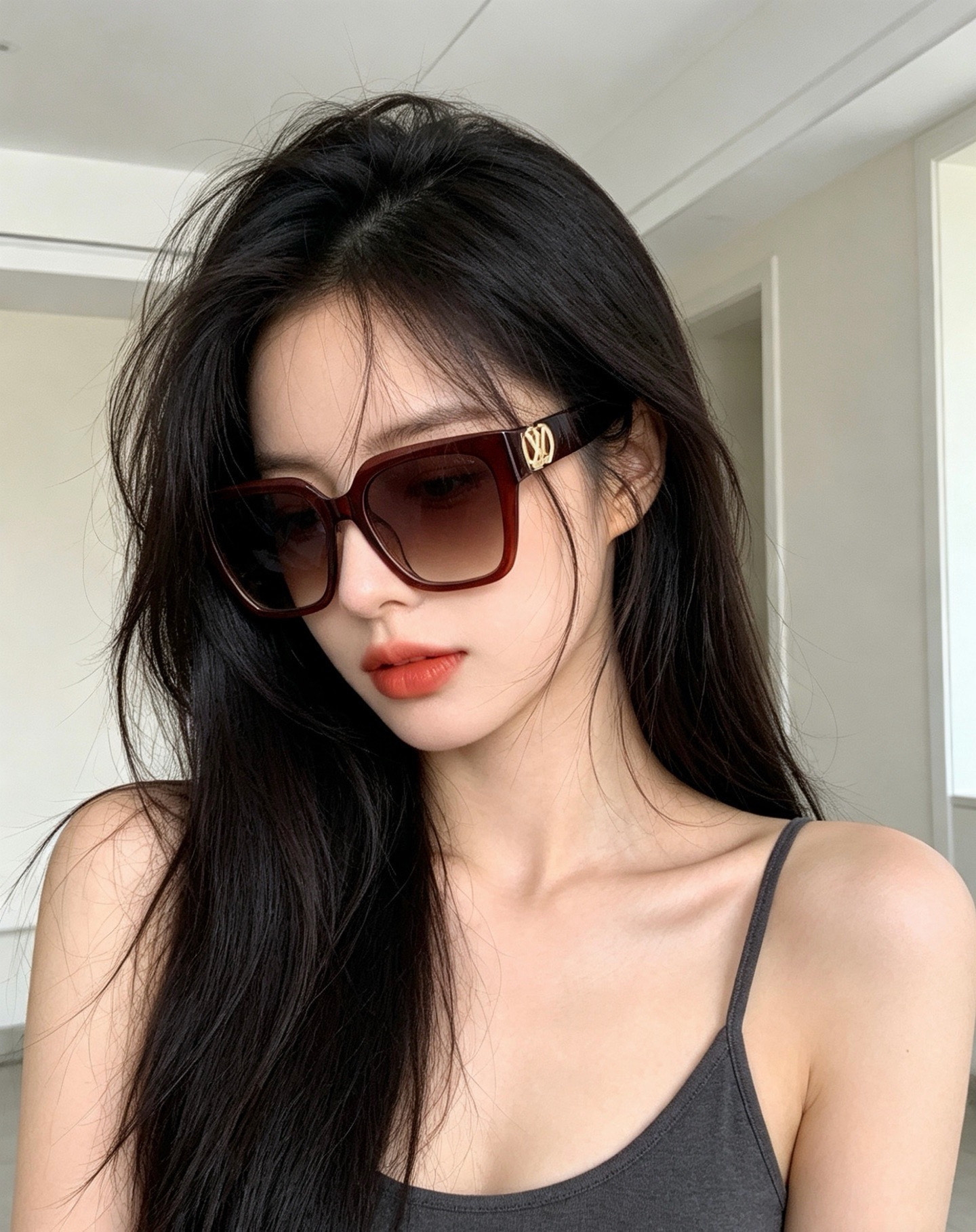 LV 新款女士方框太阳眼镜 开车墨镜 新款太阳镜  时尚大方 舒适轻盈 精致奢华 超轻 型号：L95801