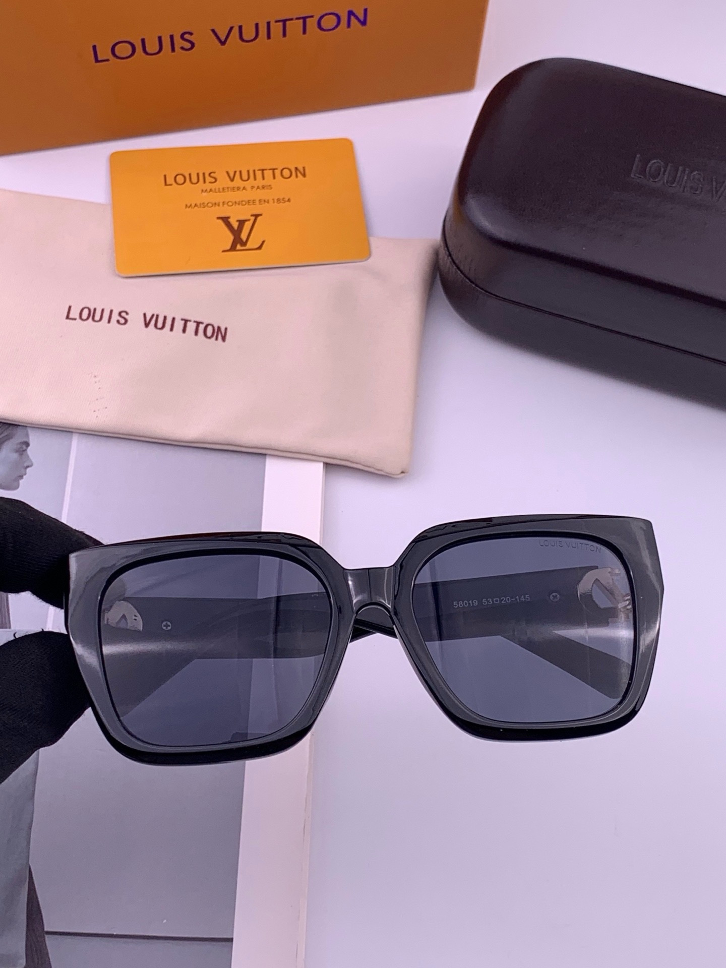 LV 新款女士方框太阳眼镜 开车墨镜 新款太阳镜  时尚大方 舒适轻盈 精致奢华 超轻 型号：L95801
