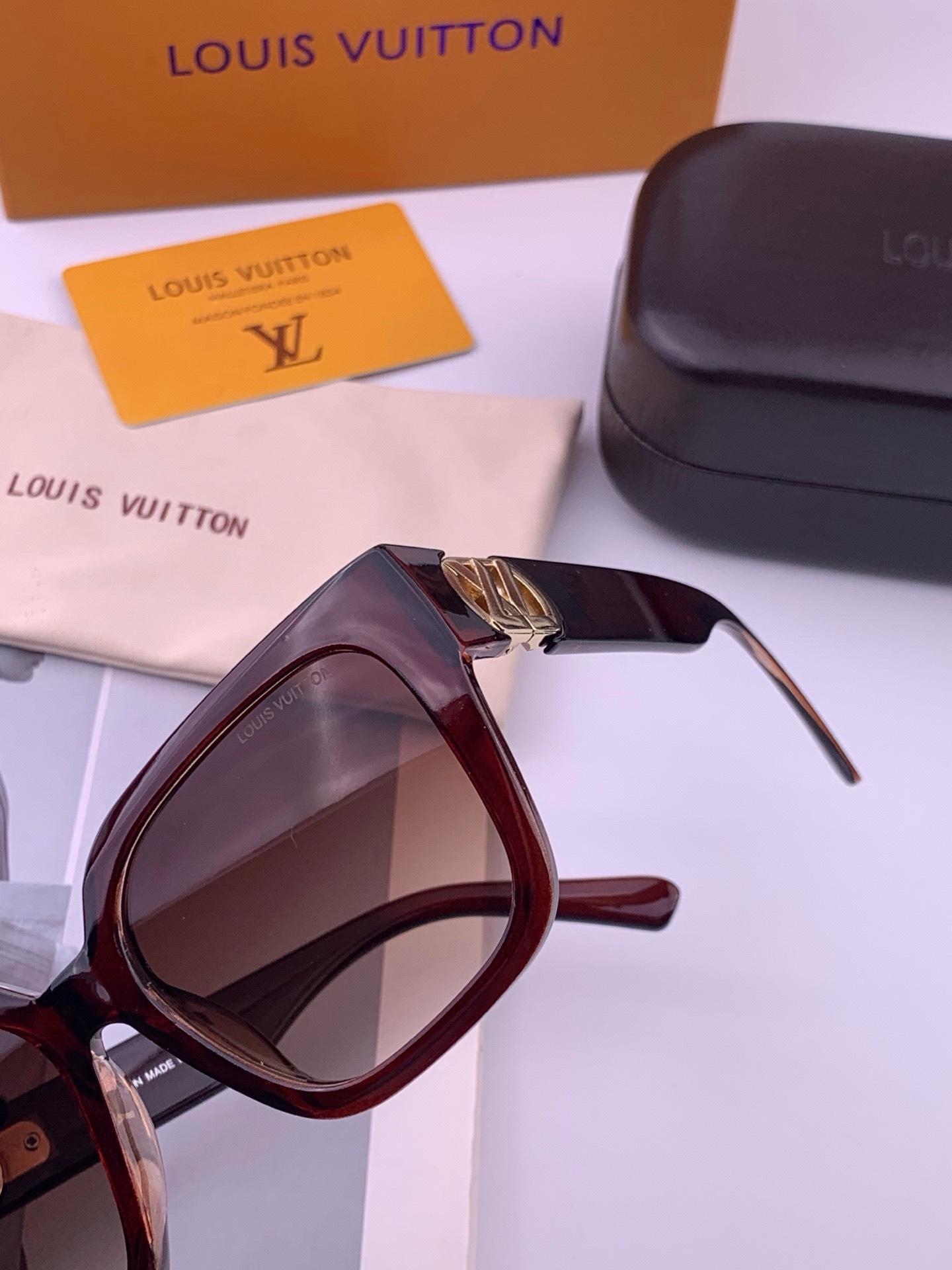 LV 新款女士方框太阳眼镜 开车墨镜 新款太阳镜  时尚大方 舒适轻盈 精致奢华 超轻 型号：L95801