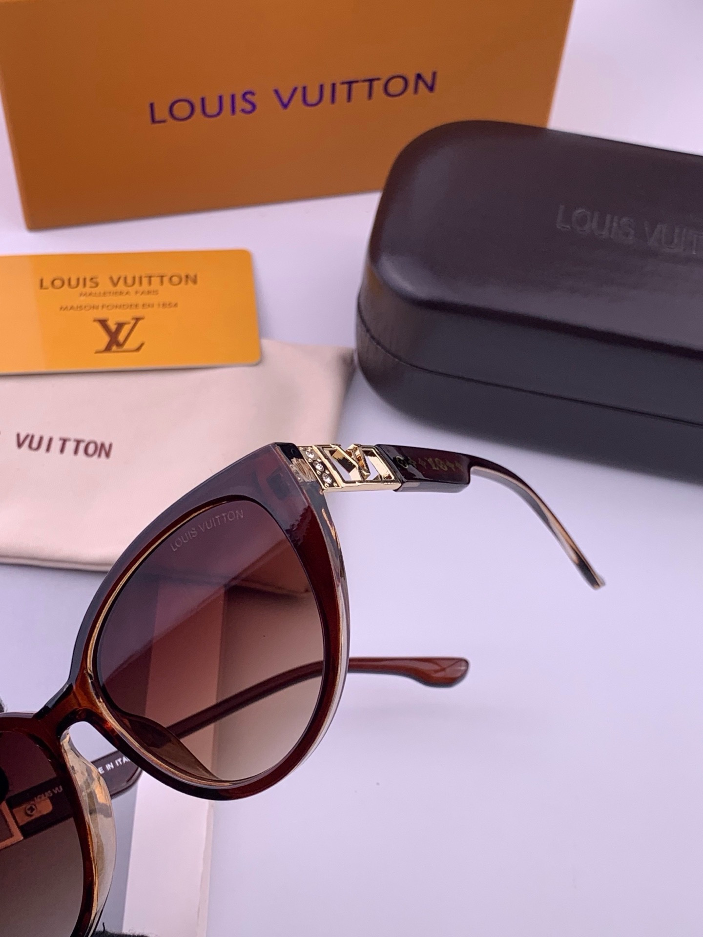 LV 新款女士方框太阳眼镜 开车墨镜 新款太阳镜  时尚大方 舒适轻盈 精致奢华 超轻 型号：L15803