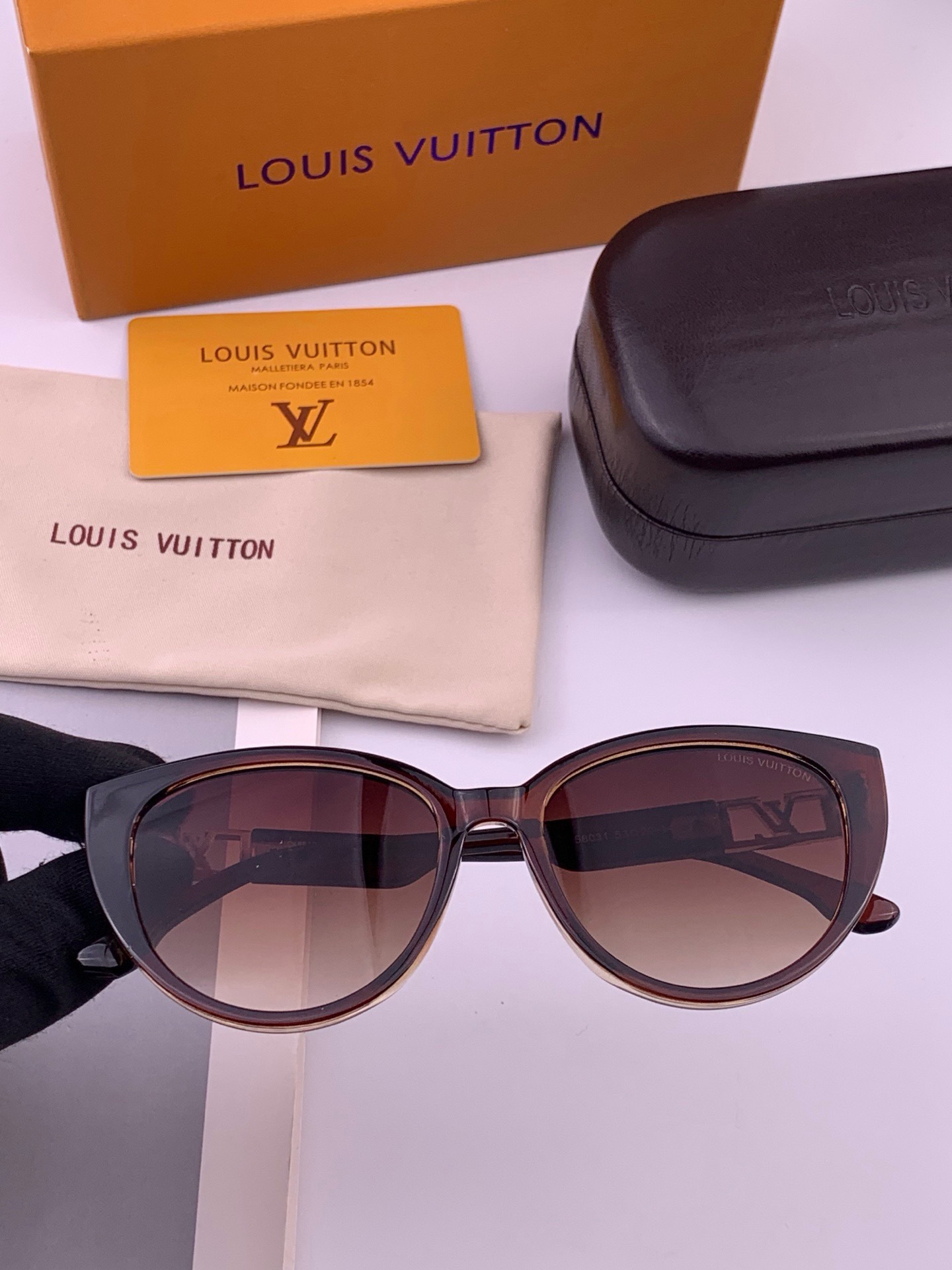 LV 新款女士方框太阳眼镜 开车墨镜 新款太阳镜  时尚大方 舒适轻盈 精致奢华 超轻 型号：L15803