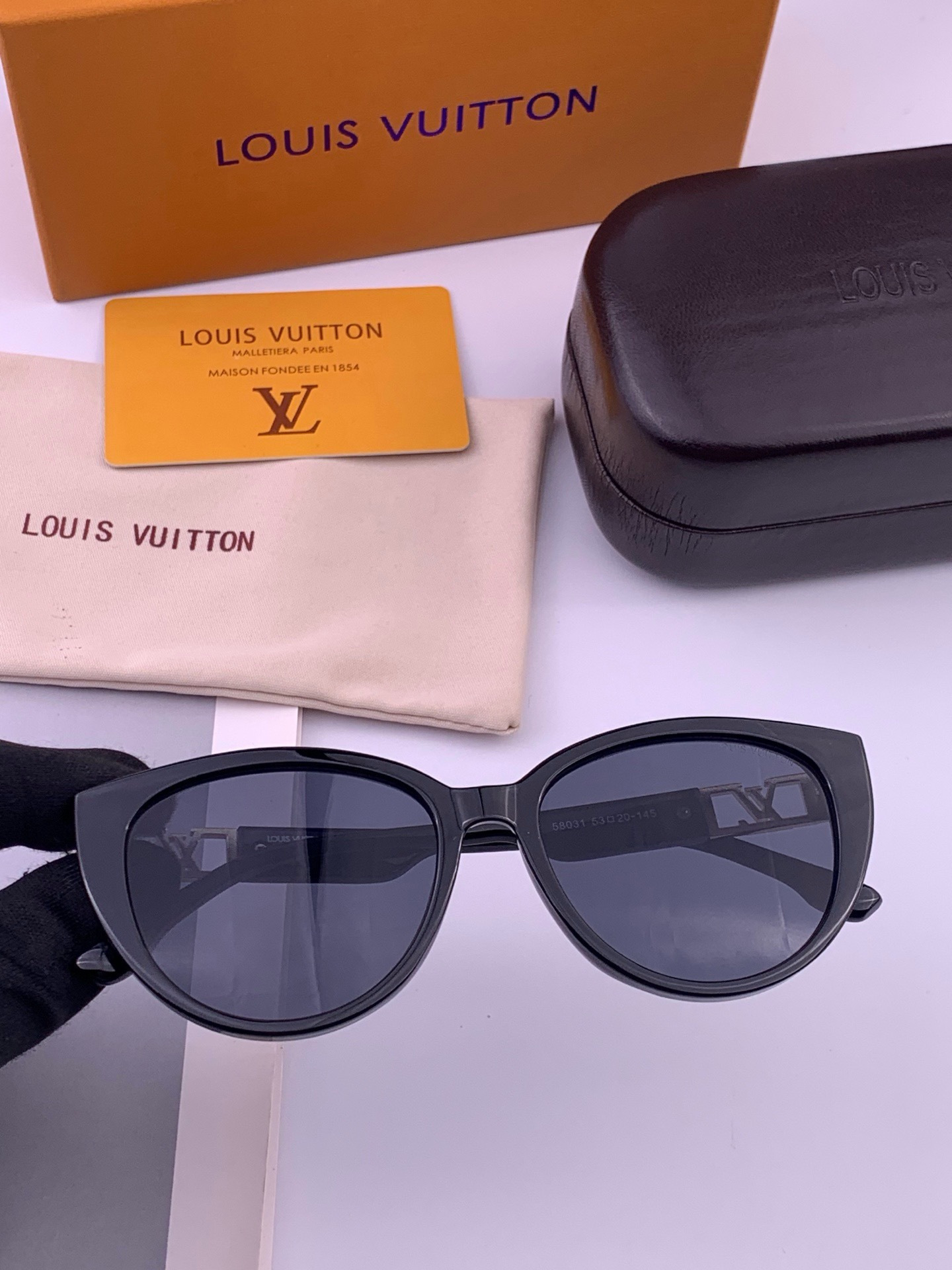 LV 新款女士方框太阳眼镜 开车墨镜 新款太阳镜  时尚大方 舒适轻盈 精致奢华 超轻 型号：L15803