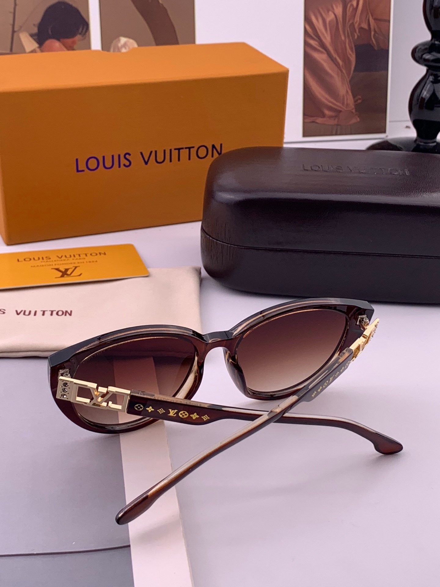 LV 新款女士方框太阳眼镜 开车墨镜 新款太阳镜  时尚大方 舒适轻盈 精致奢华 超轻 型号：L15803