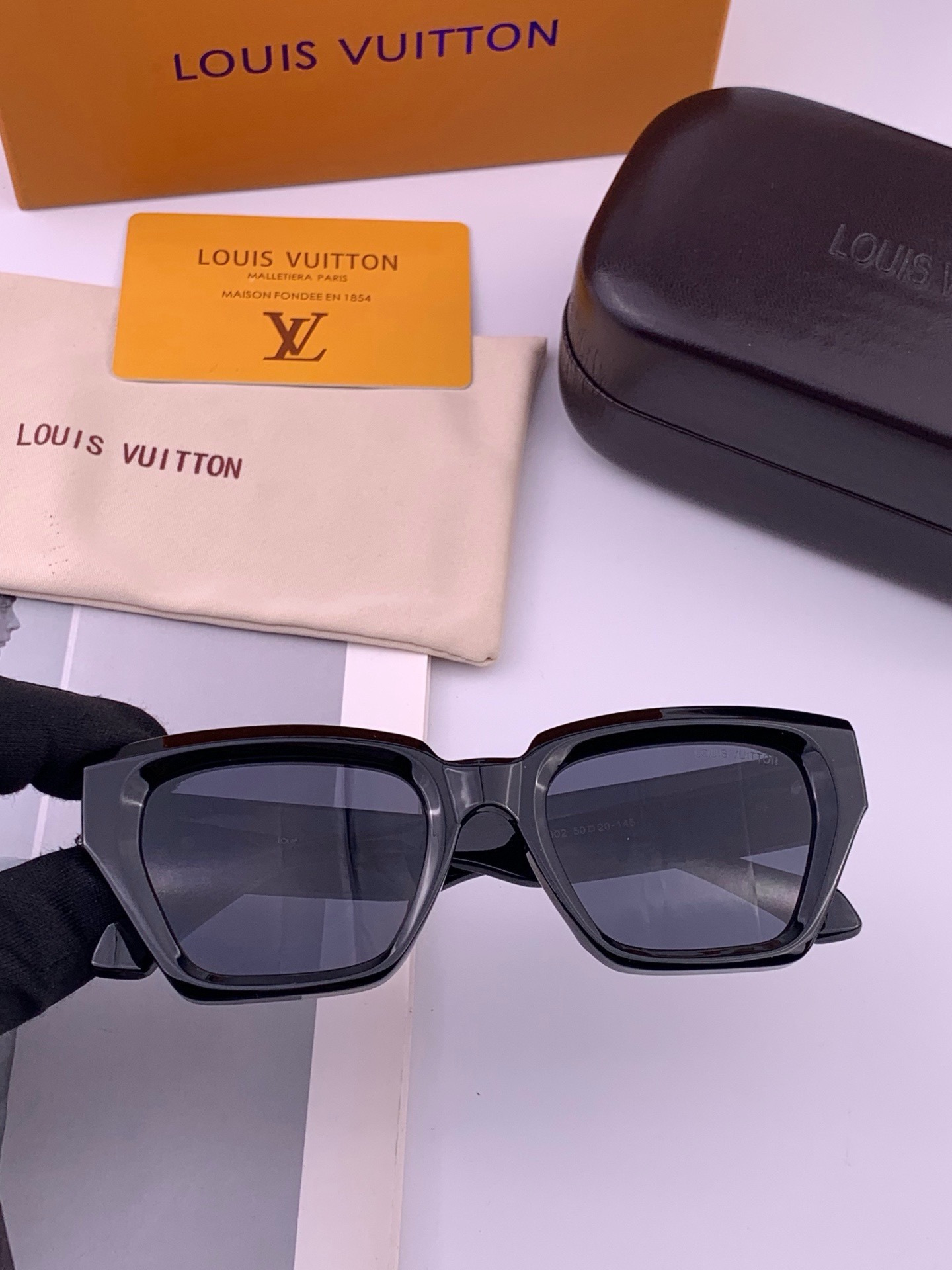 LV 新款女士方框太阳眼镜 开车墨镜 新款太阳镜  时尚大方 舒适轻盈 精致奢华 超轻 型号：L26900