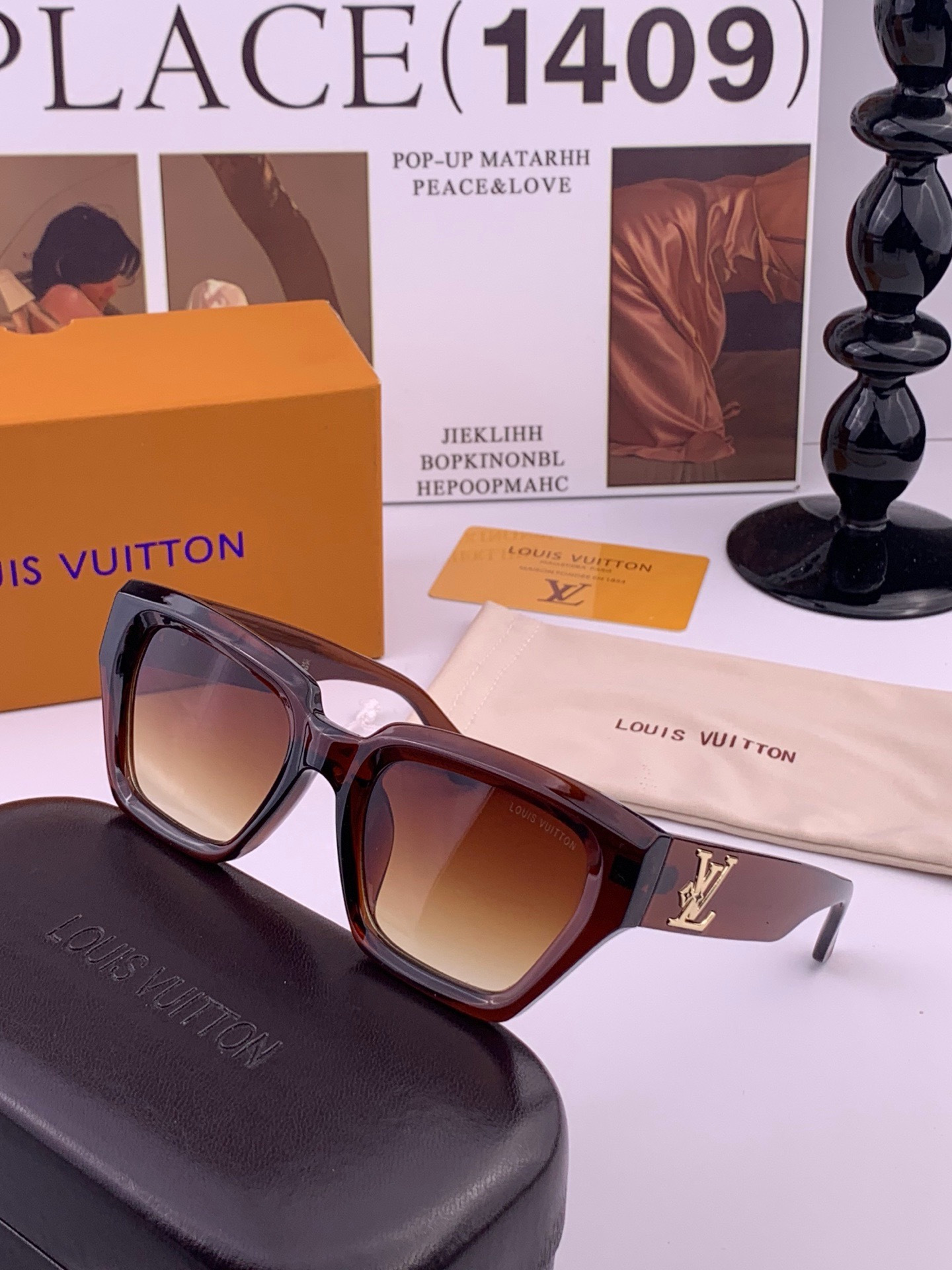 LV 新款女士方框太阳眼镜 开车墨镜 新款太阳镜  时尚大方 舒适轻盈 精致奢华 超轻 型号：L26900