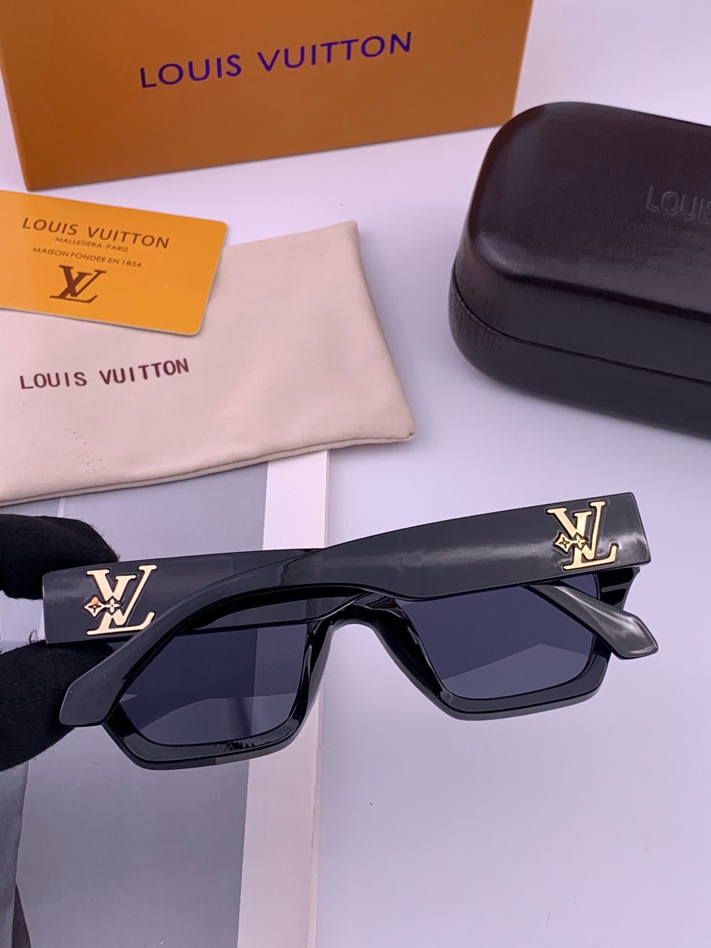 LV 新款女士方框太阳眼镜 开车墨镜 新款太阳镜  时尚大方 舒适轻盈 精致奢华 超轻 型号：L26900
