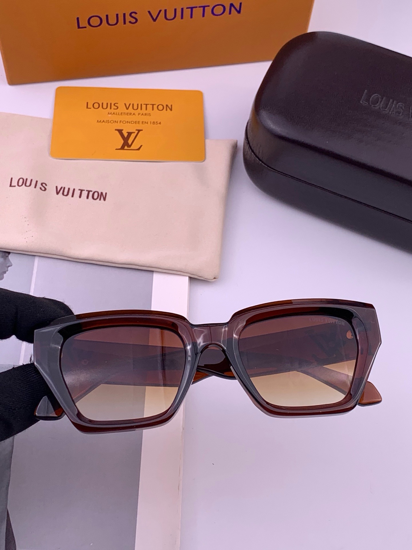 LV 新款女士方框太阳眼镜 开车墨镜 新款太阳镜  时尚大方 舒适轻盈 精致奢华 超轻 型号：L26900