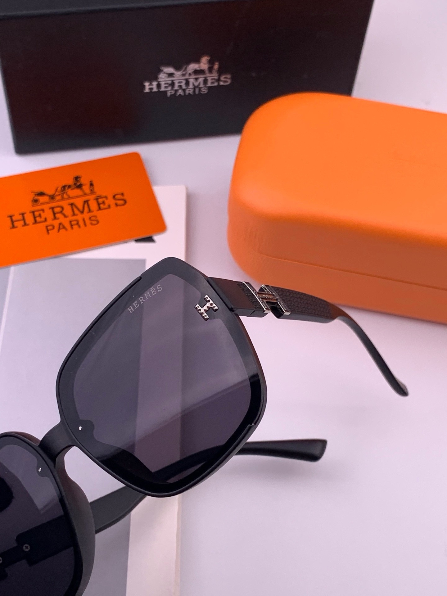 HERMES 爱马仕 开春新款🎈原版出货 网红超爆款💙经典奢华全球风[强][酷][亲亲] 时尚方框太阳镜[得意] 气质非