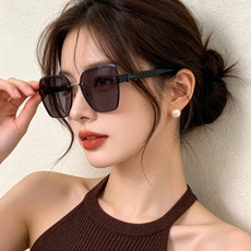 爱马仕 经典的方框设计,不挑脸型,无论搭配大衣还是连衣裙都非常显气质镜片预防紫外线 型号:H2101 爱马仕 经典的方框设计,不挑脸型,无论搭配大衣还是连衣裙都非常显气质镜片预防紫外线 型号:H2101
