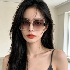 lv大框太阳镜墨镜经典的方框设计,不挑脸型,无论搭配大衣还是连衣裙都非常显气质预防紫外线 型号:L9261 lv大框太阳镜墨镜经典的方框设计,不挑脸型,无论搭配大衣还是连衣裙都非常显气质预防紫外线 型号:L9261