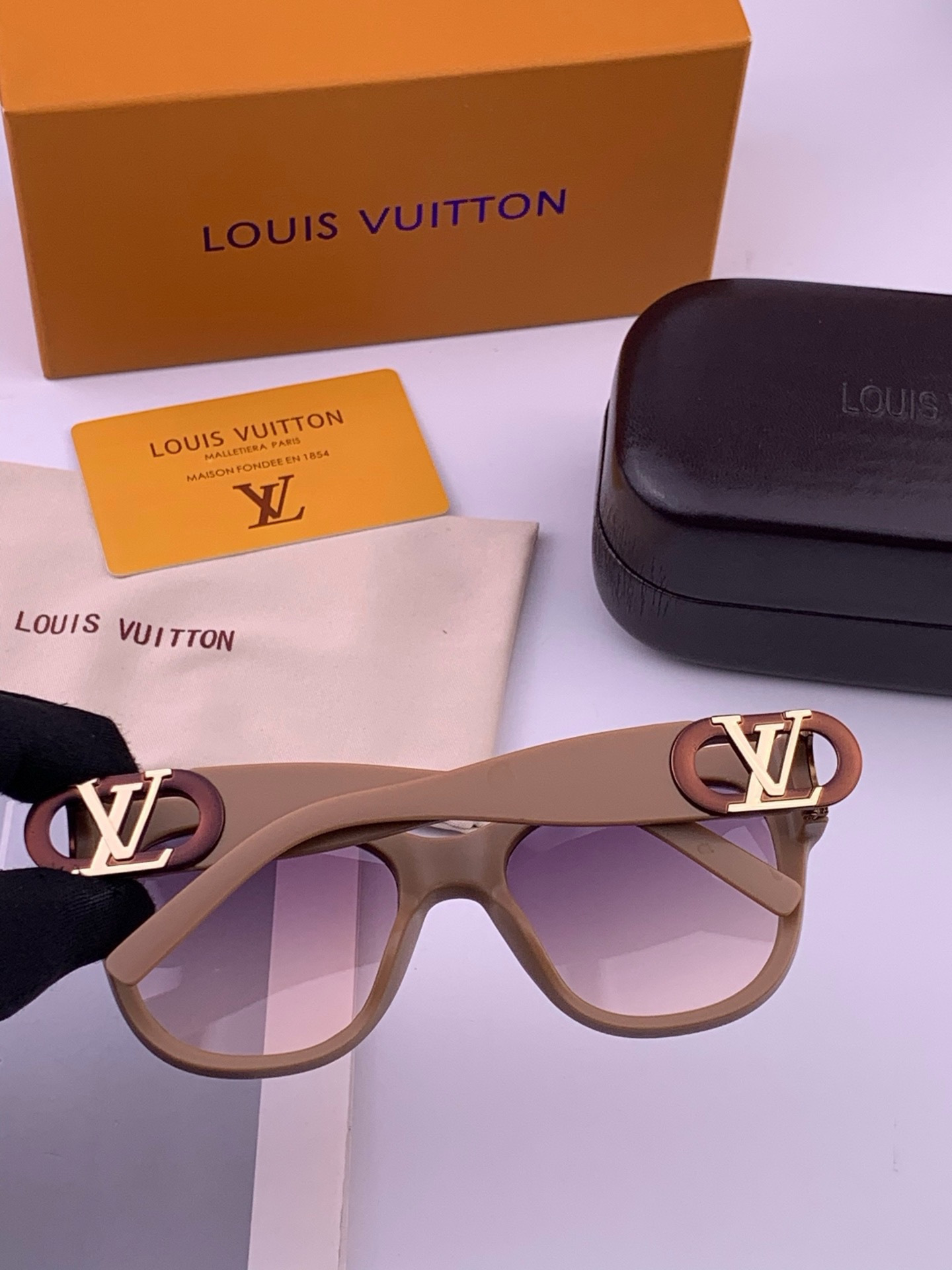 LV 新款女士方框太阳眼镜 开车墨镜 新款太阳镜  时尚大方 舒适轻盈 精致奢华 超轻 型号：L07002