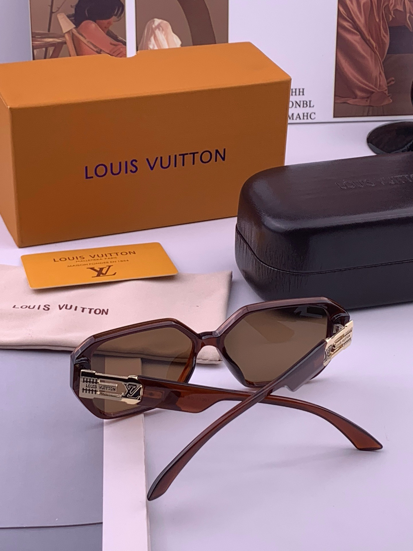 LV 新款女士方框太阳眼镜 开车墨镜 新款太阳镜  时尚大方 舒适轻盈 精致奢华 超轻 型号：L17001