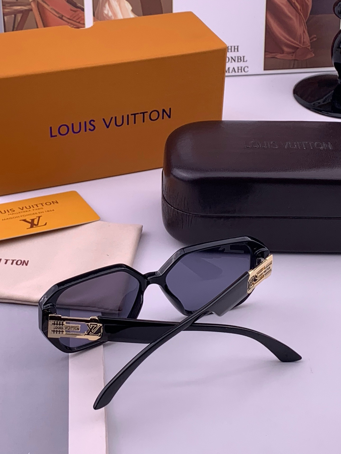 LV 新款女士方框太阳眼镜 开车墨镜 新款太阳镜  时尚大方 舒适轻盈 精致奢华 超轻 型号：L17001