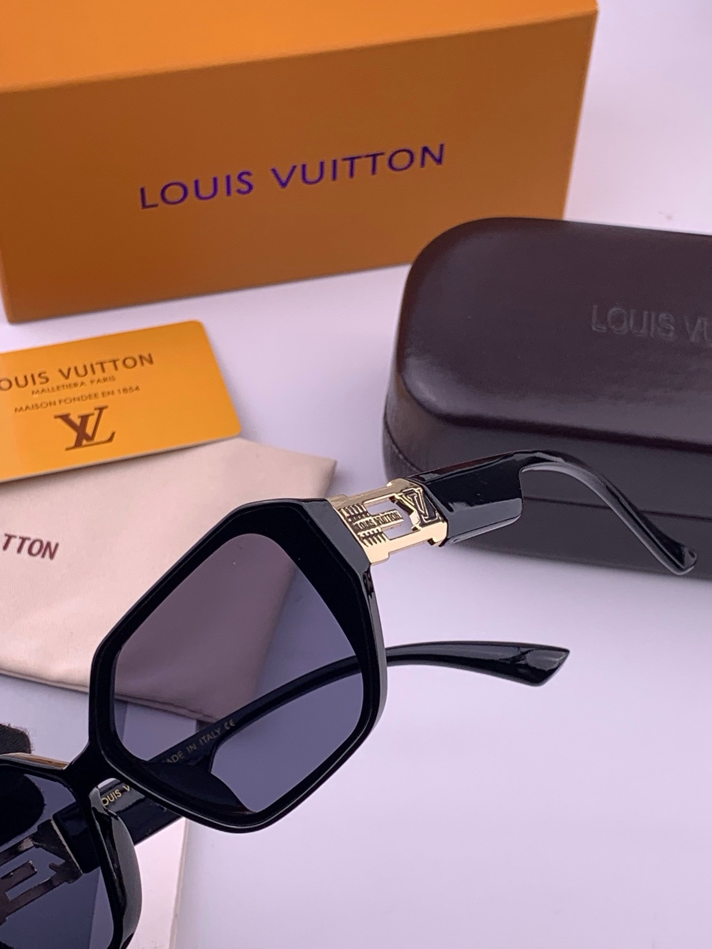 LV 新款女士方框太阳眼镜 开车墨镜 新款太阳镜  时尚大方 舒适轻盈 精致奢华 超轻 型号：L17001