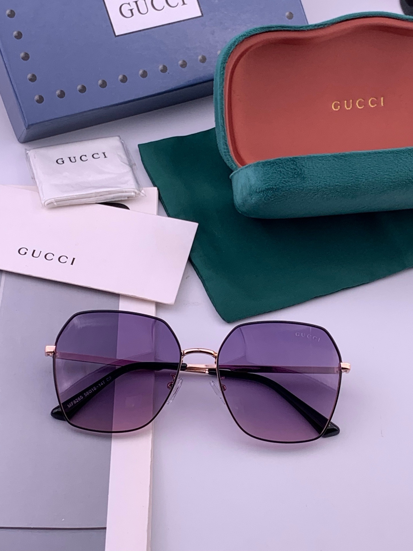 GUCCI  开春新款 马鞍扣镜腿系列墨镜，优雅方框太阳镜各路网红纷纷带起气场满分‼️ 俏皮甜美.上脸效果更佳.金属质感