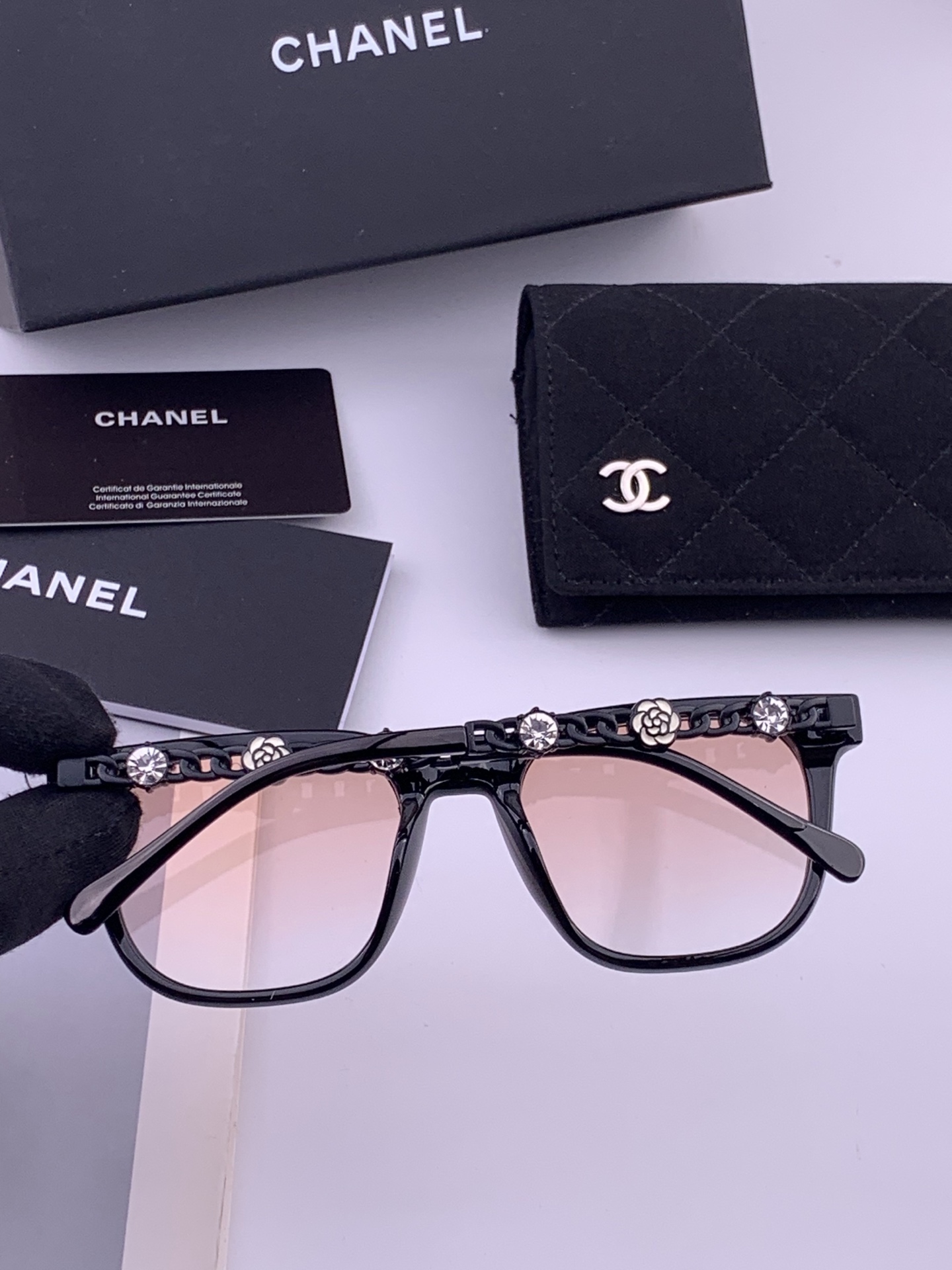 新品CHANEL 香奈儿太阳镜以独特魅力和前卫风格诠释春夏最新眼镜，质感超好佩带舒适 型号：CH5236
