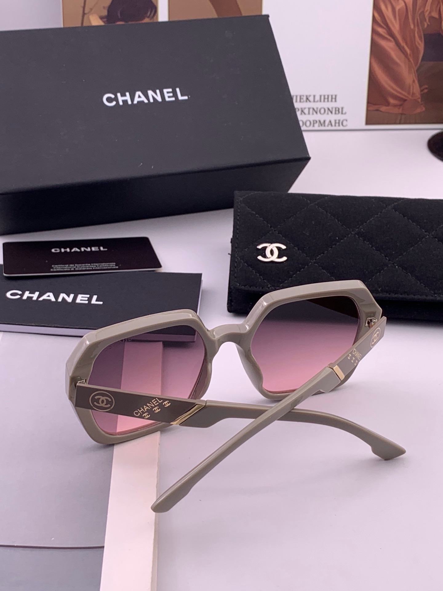 🔺CHANEL🔻官方早春新款，众多明星同款[色]香奈儿‼️‼️新款大框墨镜 ，🌈🌈宝丽来超清太阳镜🔝🔝型号：CH8402