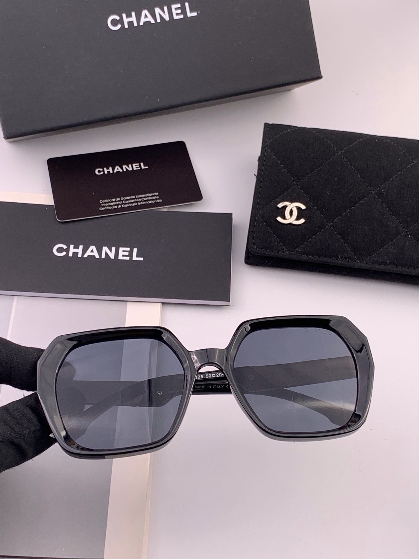 🔺CHANEL🔻官方早春新款，众多明星同款[色]香奈儿‼️‼️新款大框墨镜 ，🌈🌈宝丽来超清太阳镜🔝🔝型号：CH8402