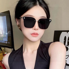 lv大框太阳镜墨镜经典的方框设计,不挑脸型,无论搭配大衣还是连衣裙都非常显气质尼龙镜片预防紫外线 型号:L7101 lv大框太阳镜墨镜经典的方框设计,不挑脸型,无论搭配大衣还是连衣裙都非常显气质尼龙镜片预防紫外线 型号:L7101