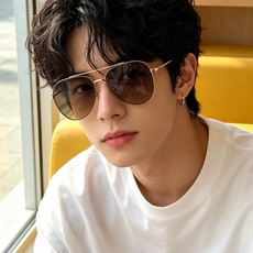 LV 男款炫彩飞行员偏光太阳镜 ❤️材质:高清尼龙加厚卡槽高清偏光镜片 🌹无边框镜架💕颜👍型号:L18903 LV 男款炫彩飞行员偏光太阳镜 ❤️材质:高清尼龙加厚卡槽高清偏光镜片 🌹无边框镜架💕颜👍型号:L18903