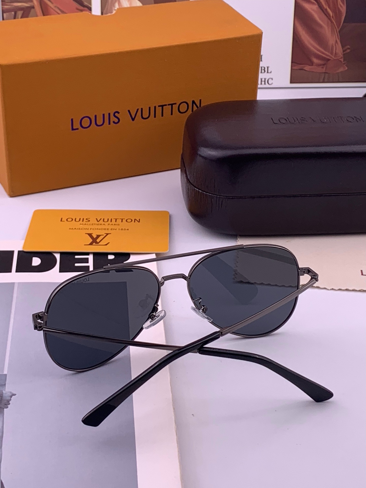 LV 男款炫彩飞行员偏光太阳镜 ❤️材质：高清尼龙加厚卡槽高清偏光镜片 🌹无边框镜架💕颜👍型号：L18903