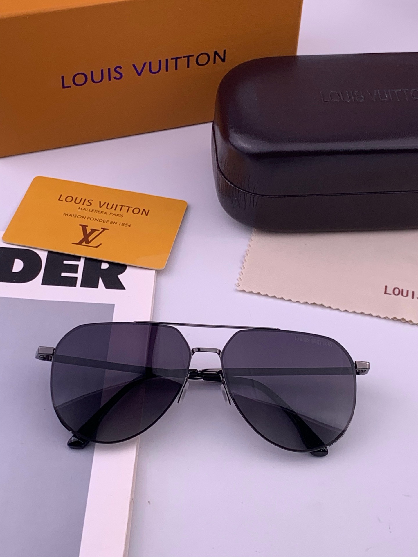 LV 男款炫彩飞行员偏光太阳镜 ❤️材质：高清尼龙加厚卡槽高清偏光镜片 🌹无边框镜架💕颜👍型号：L28901