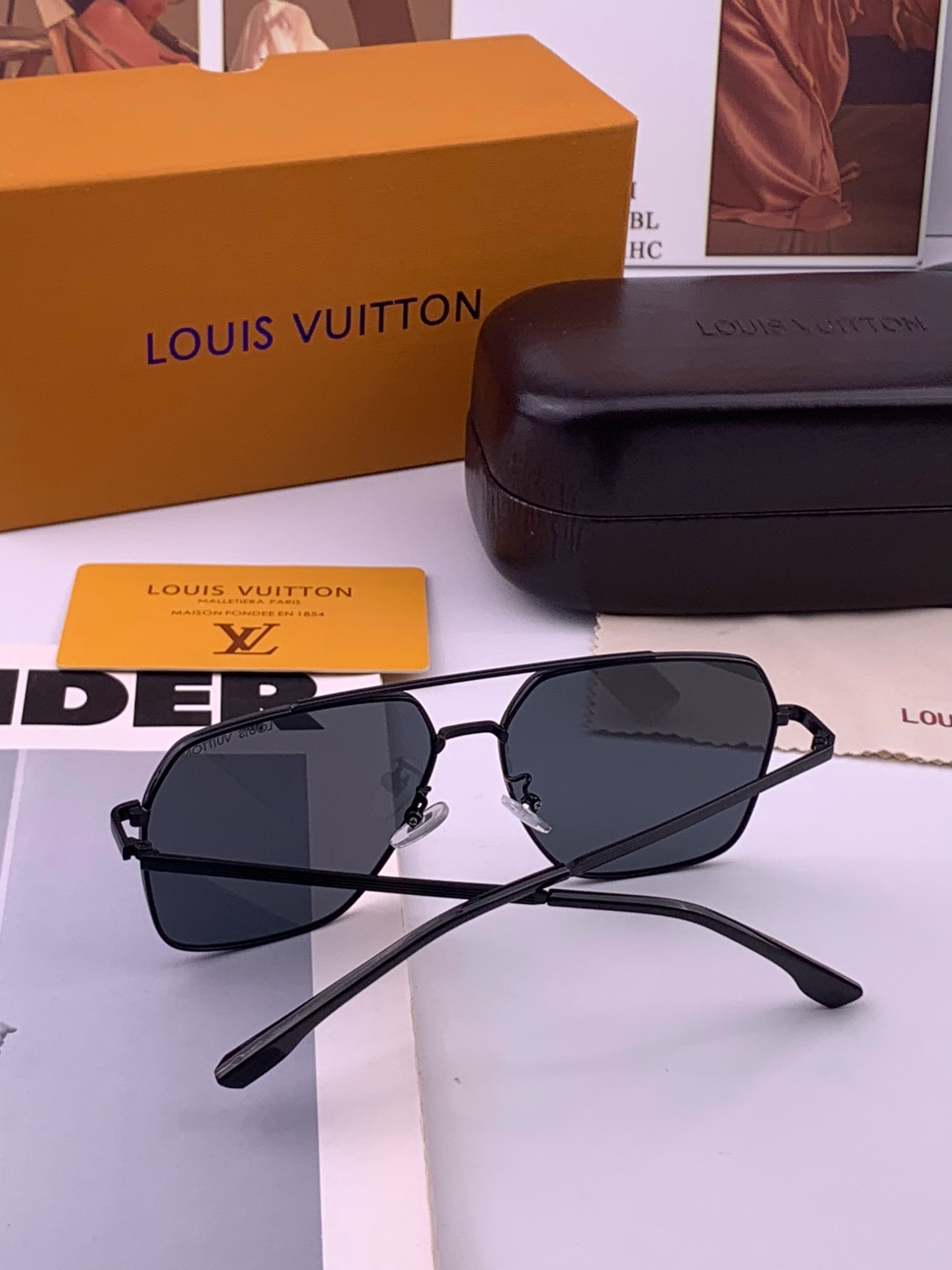 LV 男款炫彩飞行员偏光太阳镜 ❤️材质：高清尼龙加厚卡槽高清偏光镜片 🌹无边框镜架💕颜👍型号：L38903
