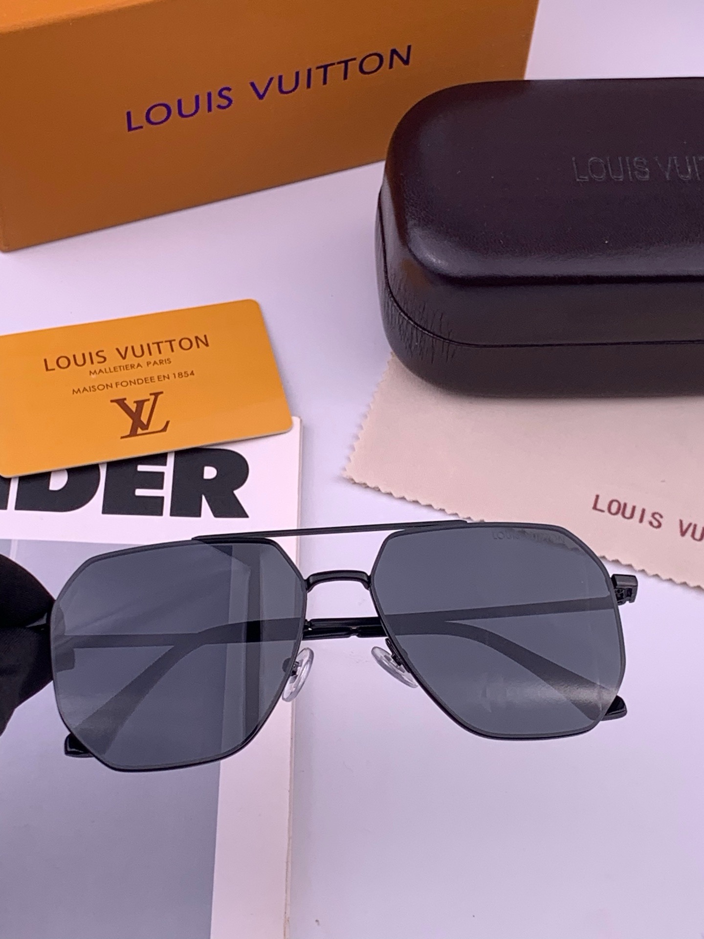 LV 男款炫彩飞行员偏光太阳镜 ❤️材质：高清尼龙加厚卡槽高清偏光镜片 🌹无边框镜架💕颜👍型号：L38902