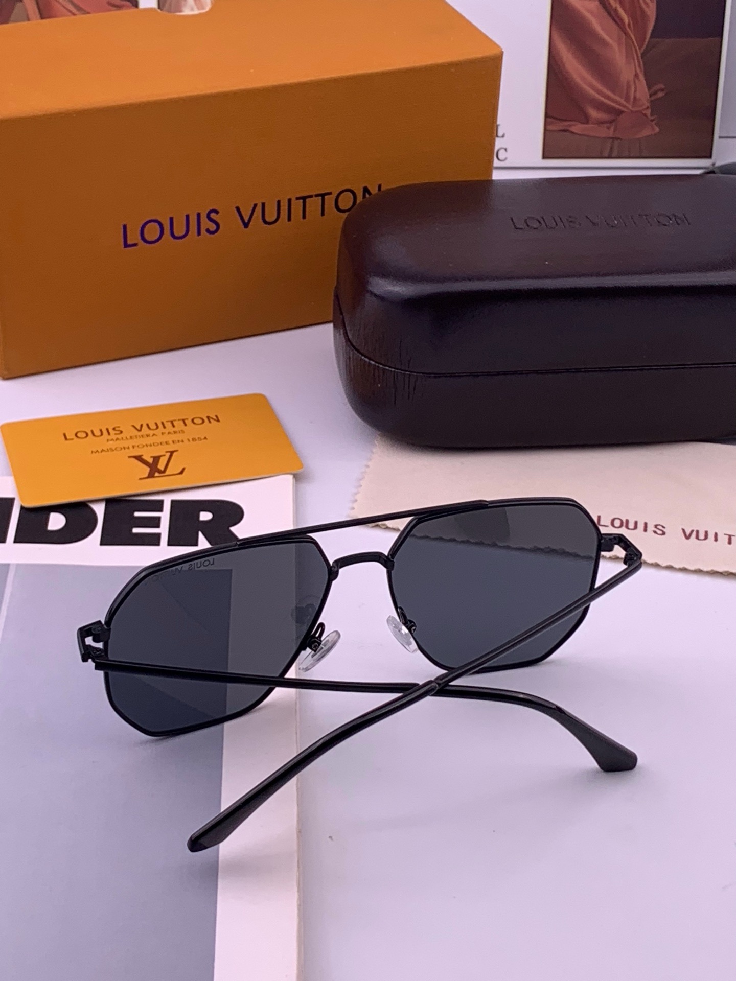 LV 男款炫彩飞行员偏光太阳镜 ❤️材质：高清尼龙加厚卡槽高清偏光镜片 🌹无边框镜架💕颜👍型号：L38902