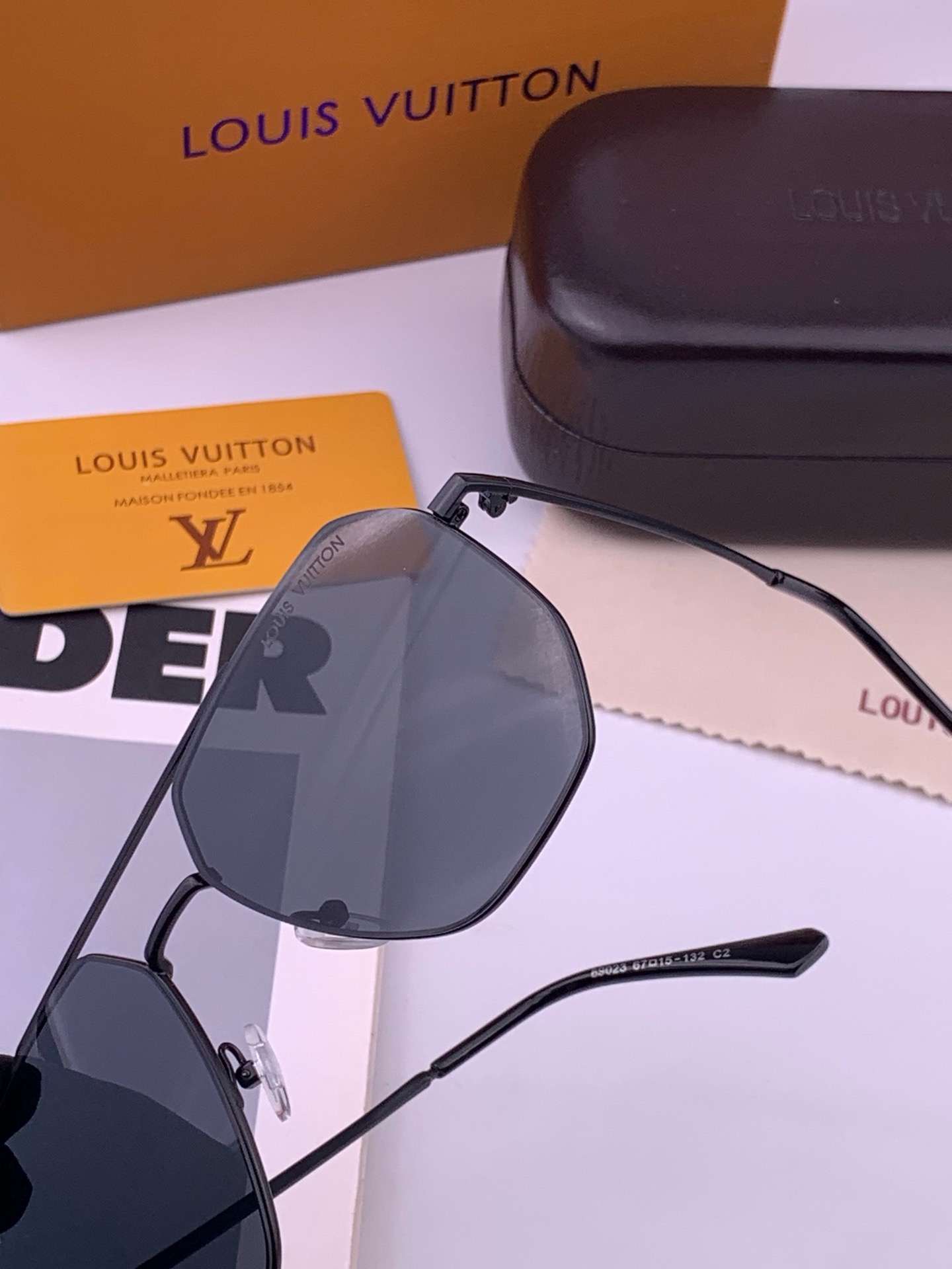 LV 男款炫彩飞行员偏光太阳镜 ❤️材质：高清尼龙加厚卡槽高清偏光镜片 🌹无边框镜架💕颜👍型号：L38902