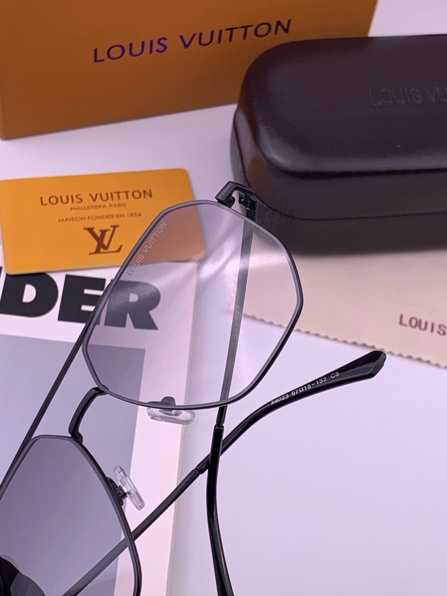 LV 男款炫彩飞行员偏光太阳镜 ❤️材质：高清尼龙加厚卡槽高清偏光镜片 🌹无边框镜架💕颜👍型号：L38902