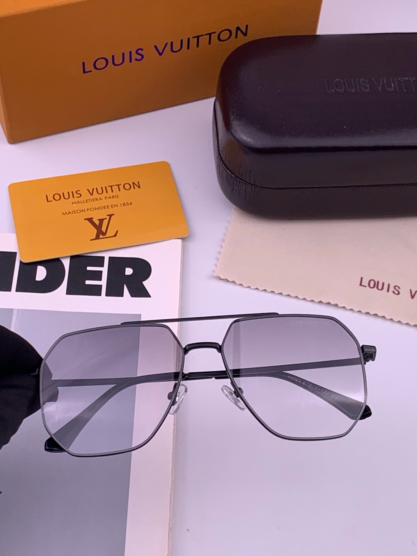 LV 男款炫彩飞行员偏光太阳镜 ❤️材质：高清尼龙加厚卡槽高清偏光镜片 🌹无边框镜架💕颜👍型号：L38902