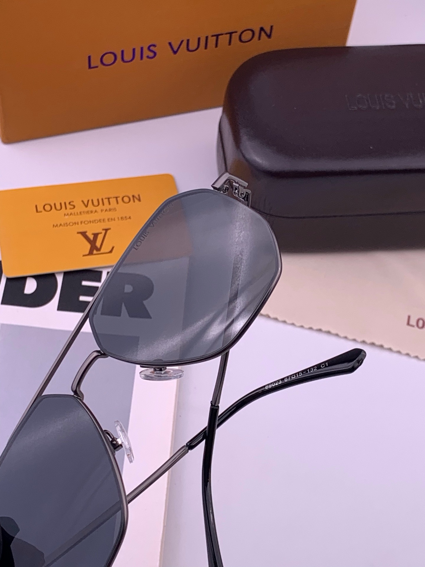LV 男款炫彩飞行员偏光太阳镜 ❤️材质：高清尼龙加厚卡槽高清偏光镜片 🌹无边框镜架💕颜👍型号：L38902