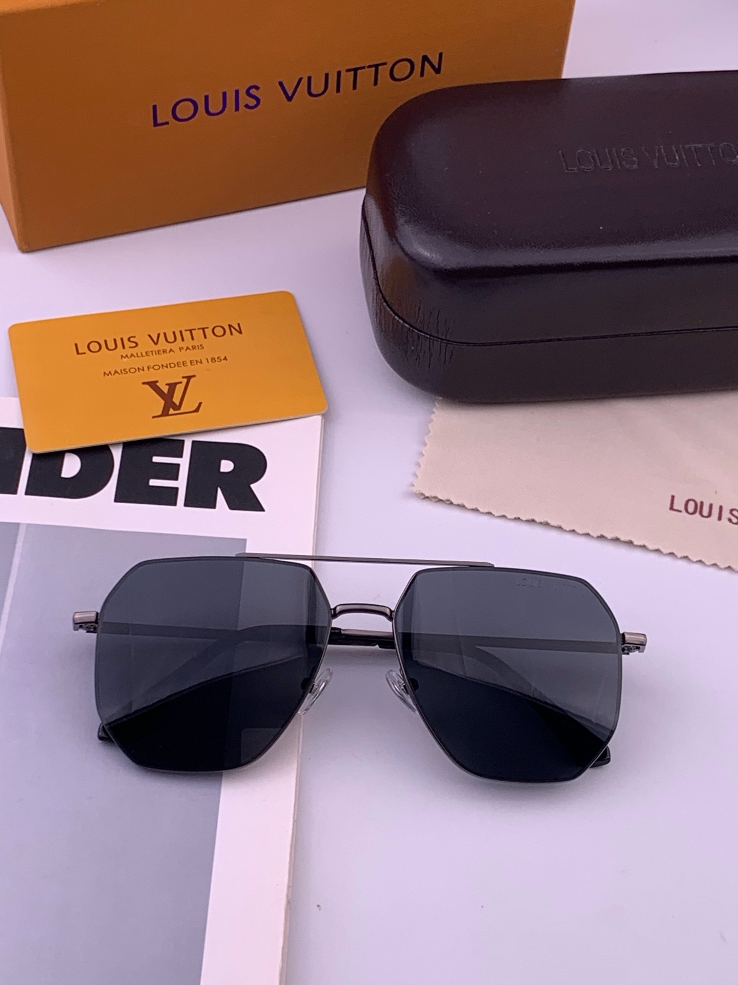 LV 男款炫彩飞行员偏光太阳镜 ❤️材质：高清尼龙加厚卡槽高清偏光镜片 🌹无边框镜架💕颜👍型号：L38902