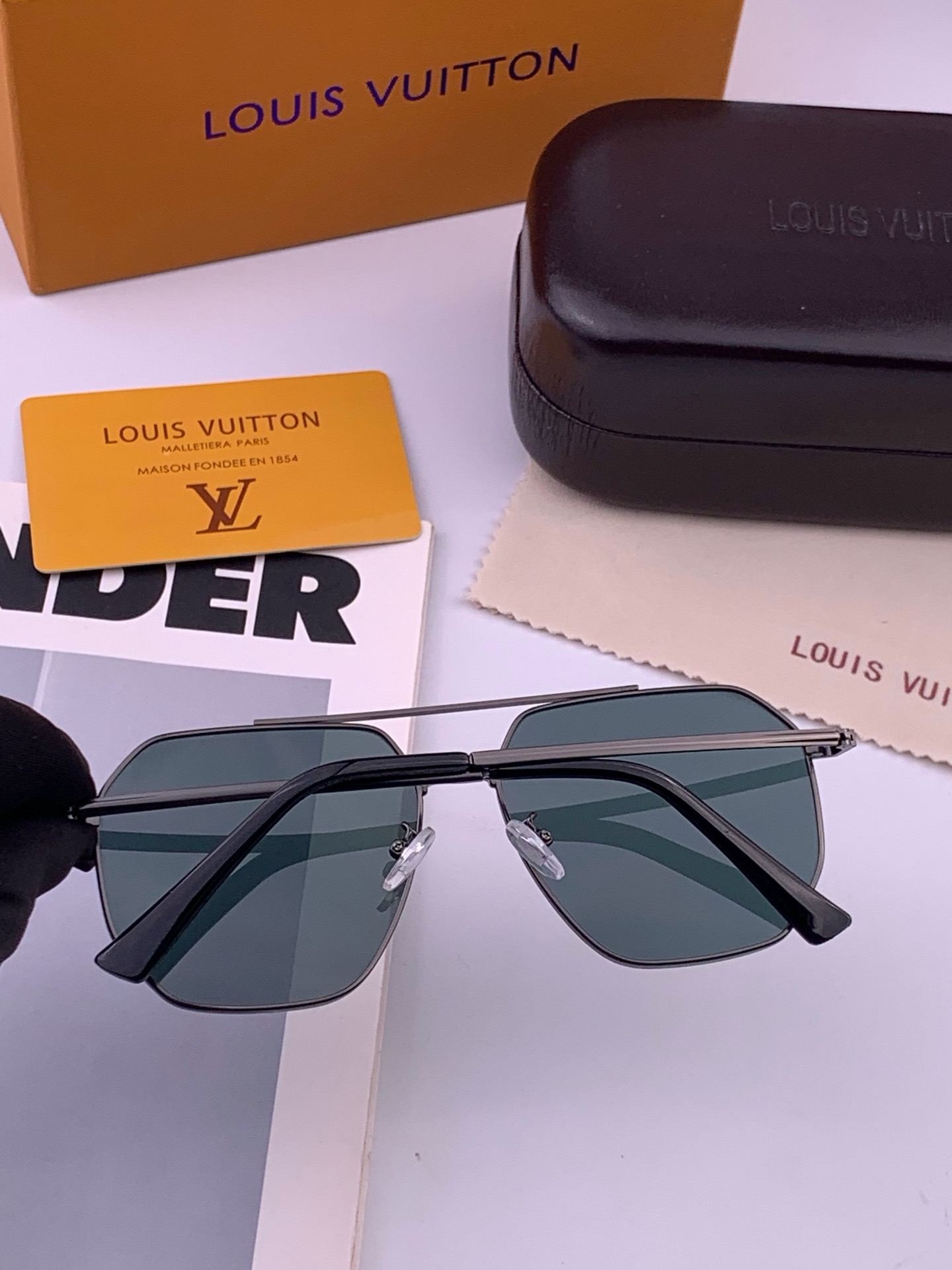 LV 男款炫彩飞行员偏光太阳镜 ❤️材质：高清尼龙加厚卡槽高清偏光镜片 🌹无边框镜架💕颜👍型号：L28903