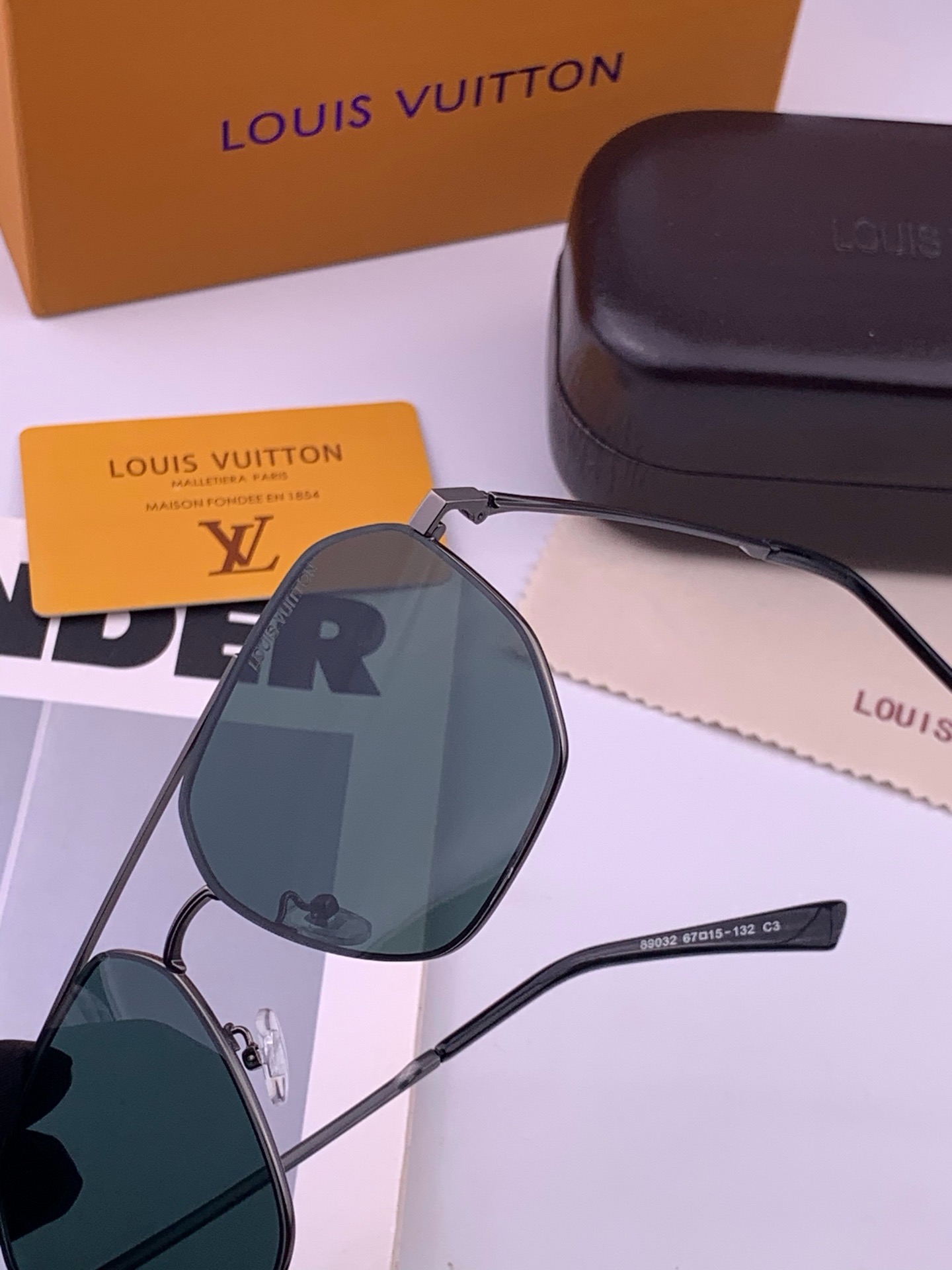 LV 男款炫彩飞行员偏光太阳镜 ❤️材质：高清尼龙加厚卡槽高清偏光镜片 🌹无边框镜架💕颜👍型号：L28903