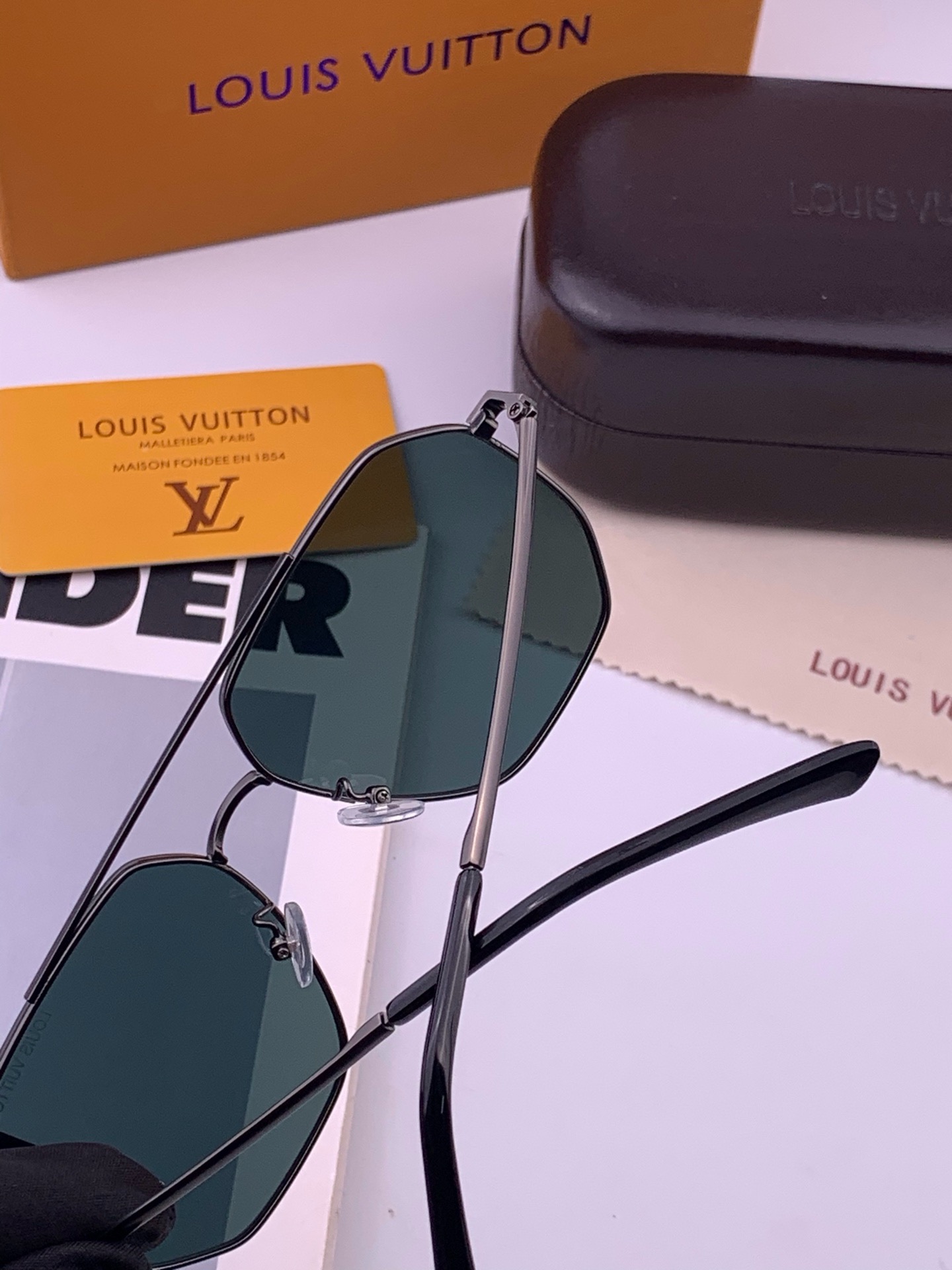 LV 男款炫彩飞行员偏光太阳镜 ❤️材质：高清尼龙加厚卡槽高清偏光镜片 🌹无边框镜架💕颜👍型号：L28903