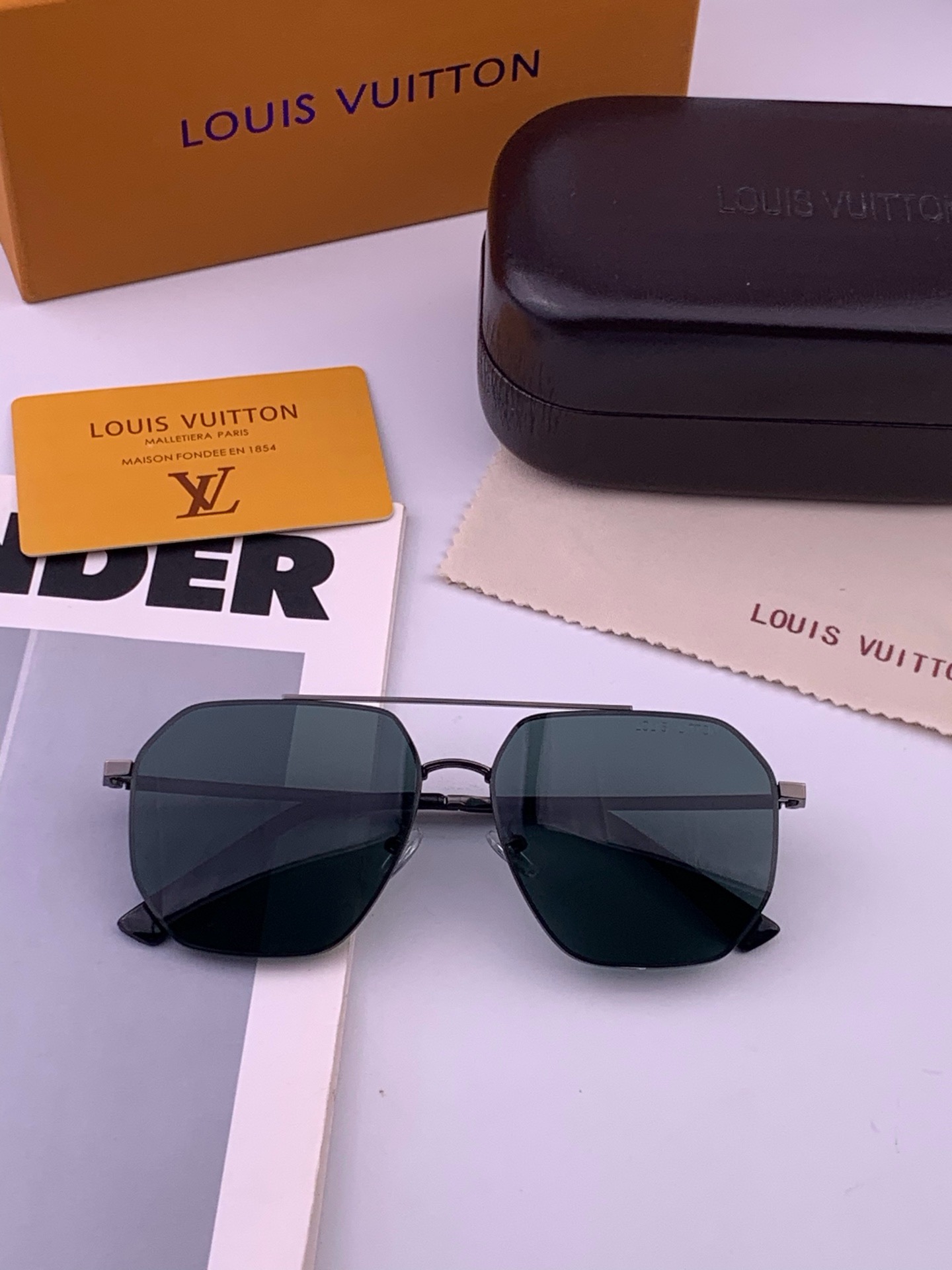 LV 男款炫彩飞行员偏光太阳镜 ❤️材质：高清尼龙加厚卡槽高清偏光镜片 🌹无边框镜架💕颜👍型号：L28903