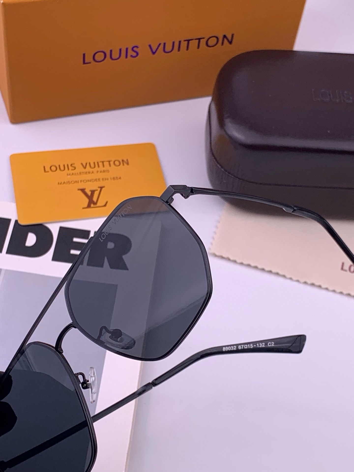 LV 男款炫彩飞行员偏光太阳镜 ❤️材质：高清尼龙加厚卡槽高清偏光镜片 🌹无边框镜架💕颜👍型号：L28903