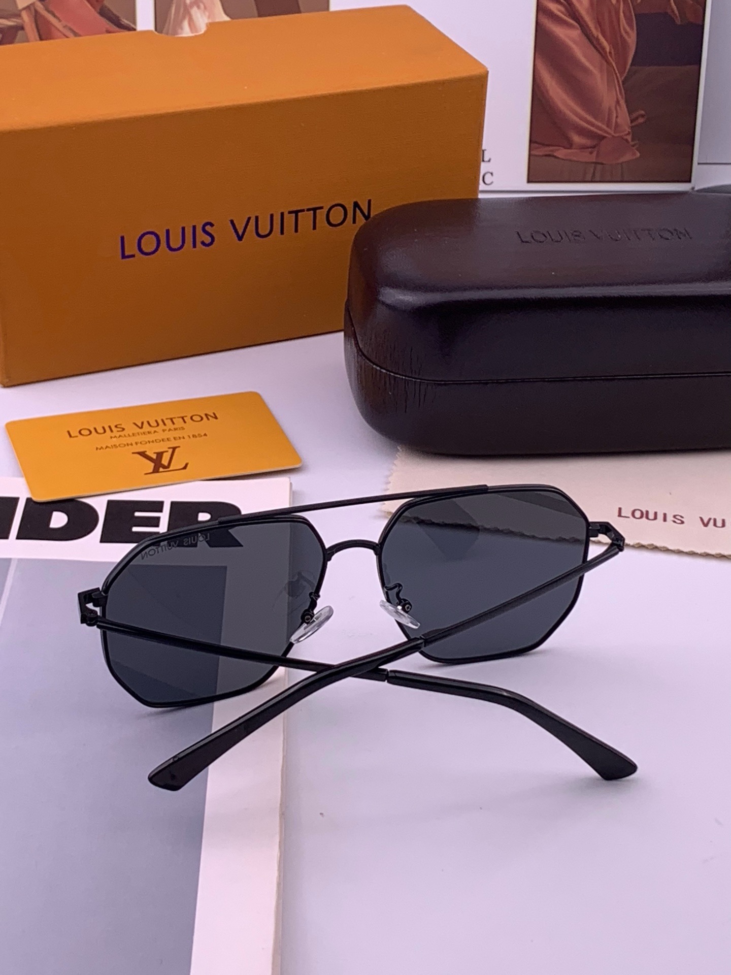 LV 男款炫彩飞行员偏光太阳镜 ❤️材质：高清尼龙加厚卡槽高清偏光镜片 🌹无边框镜架💕颜👍型号：L28903