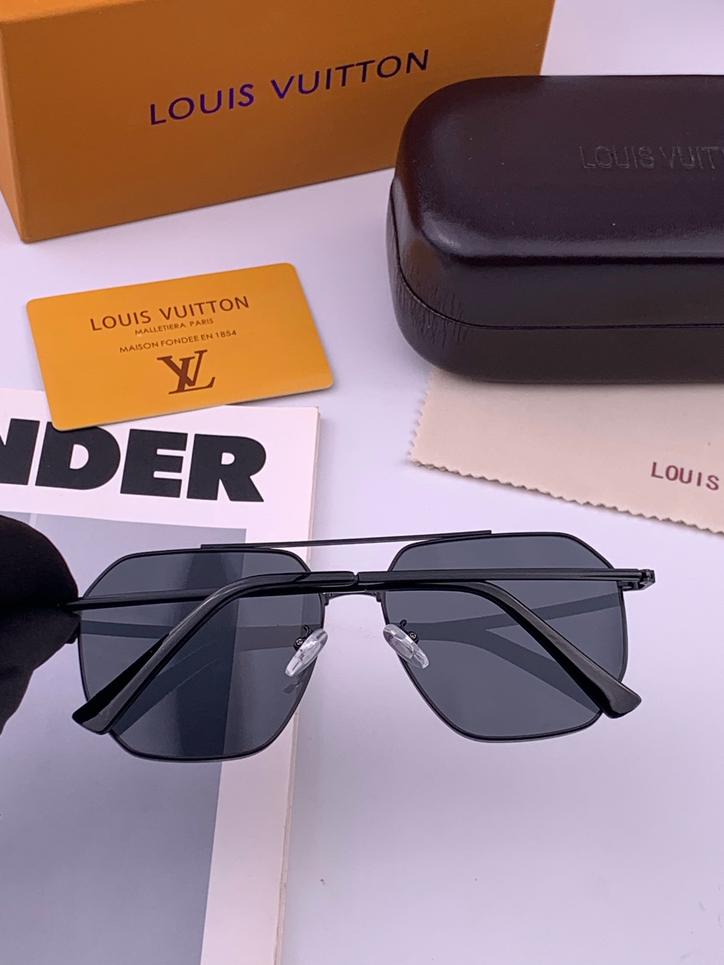 LV 男款炫彩飞行员偏光太阳镜 ❤️材质：高清尼龙加厚卡槽高清偏光镜片 🌹无边框镜架💕颜👍型号：L28903