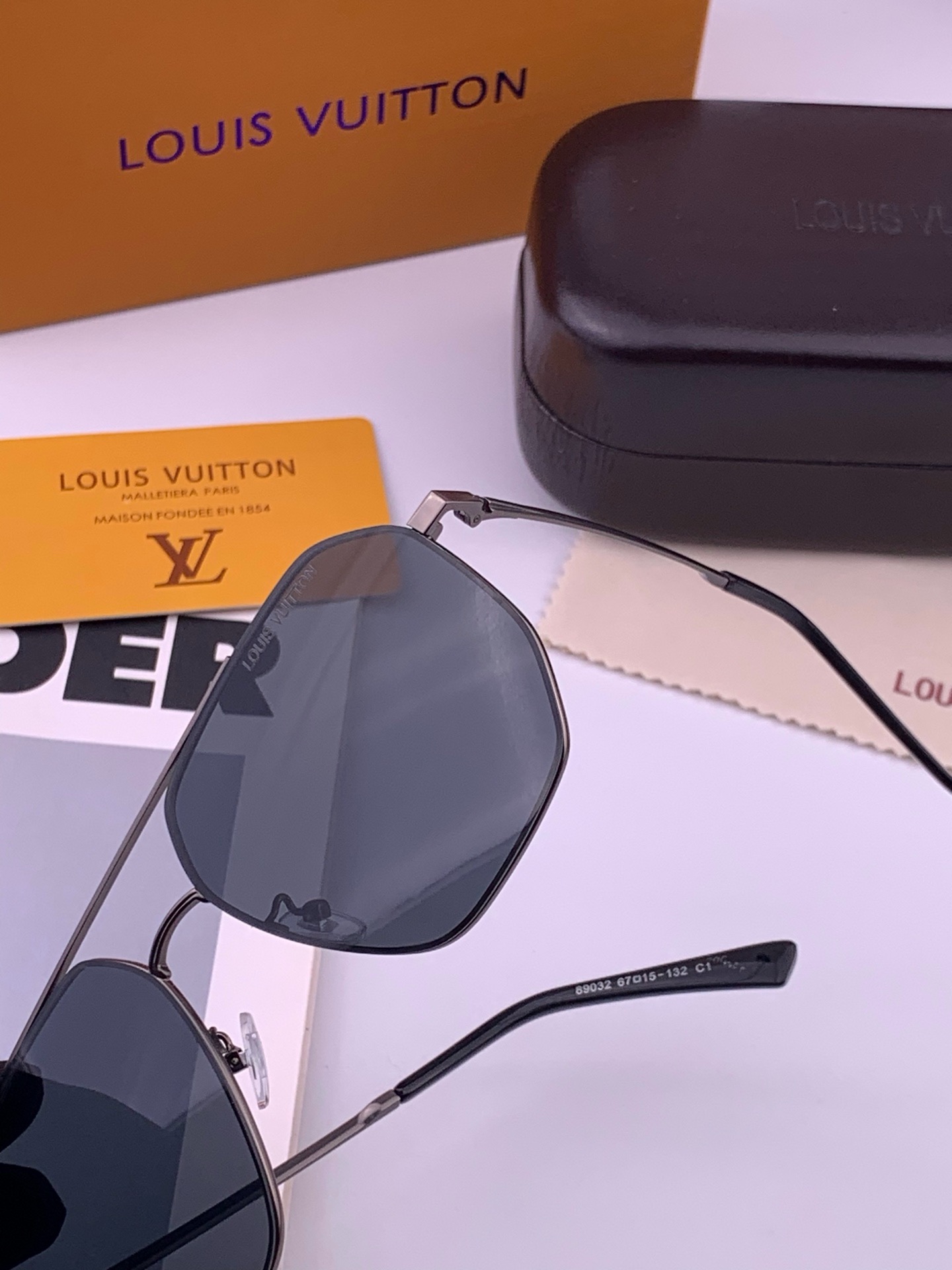 LV 男款炫彩飞行员偏光太阳镜 ❤️材质：高清尼龙加厚卡槽高清偏光镜片 🌹无边框镜架💕颜👍型号：L28903