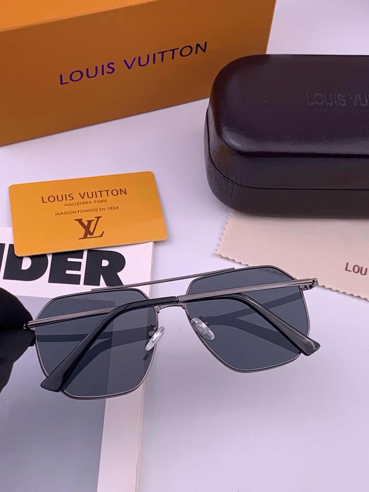 LV 男款炫彩飞行员偏光太阳镜 ❤️材质：高清尼龙加厚卡槽高清偏光镜片 🌹无边框镜架💕颜👍型号：L28903