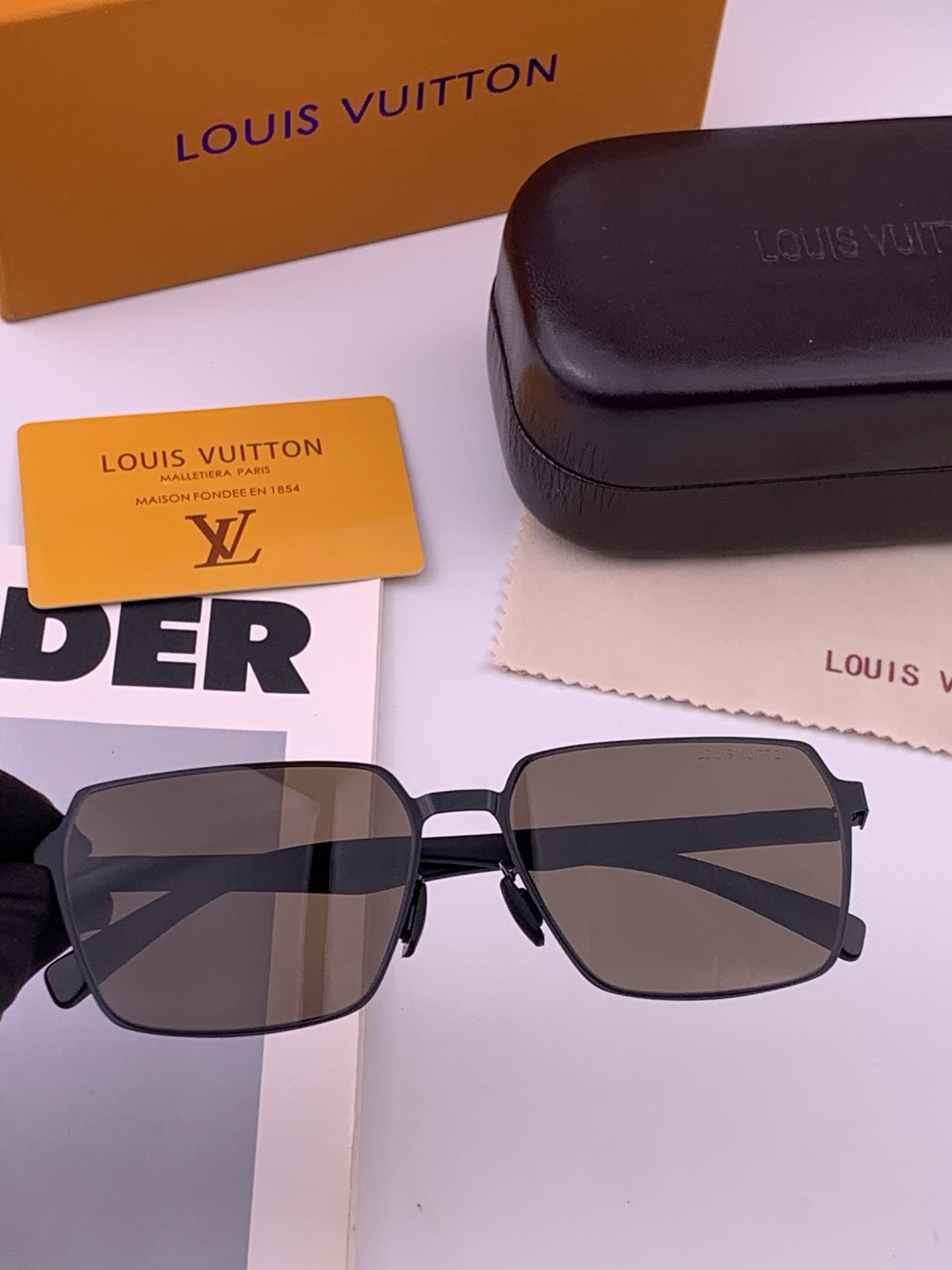 LV 男款炫彩飞行员偏光太阳镜 ❤️材质：高清尼龙加厚卡槽高清偏光镜片 🌹无边框镜架💕颜👍型号：L68903