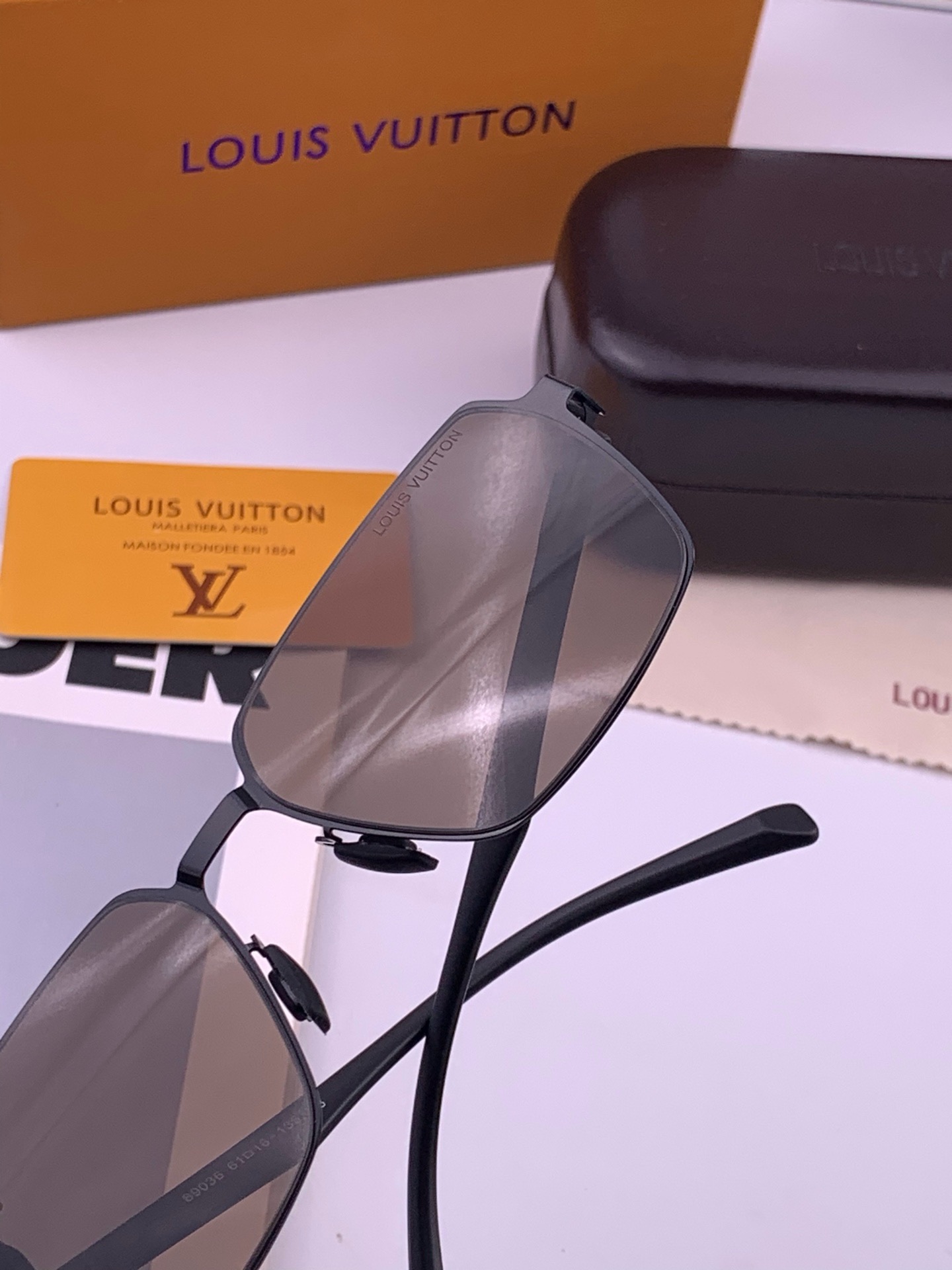 LV 男款炫彩飞行员偏光太阳镜 ❤️材质：高清尼龙加厚卡槽高清偏光镜片 🌹无边框镜架💕颜👍型号：L68903