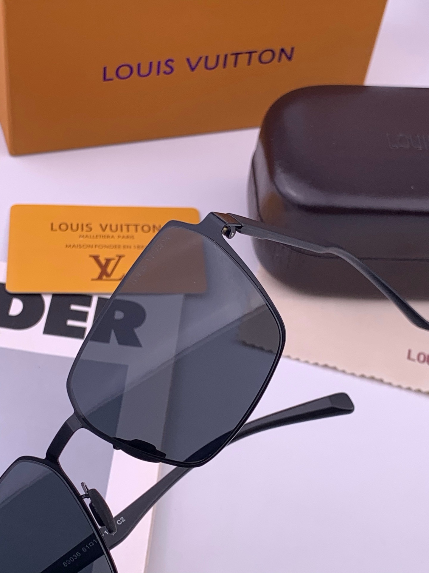 LV 男款炫彩飞行员偏光太阳镜 ❤️材质：高清尼龙加厚卡槽高清偏光镜片 🌹无边框镜架💕颜👍型号：L68903