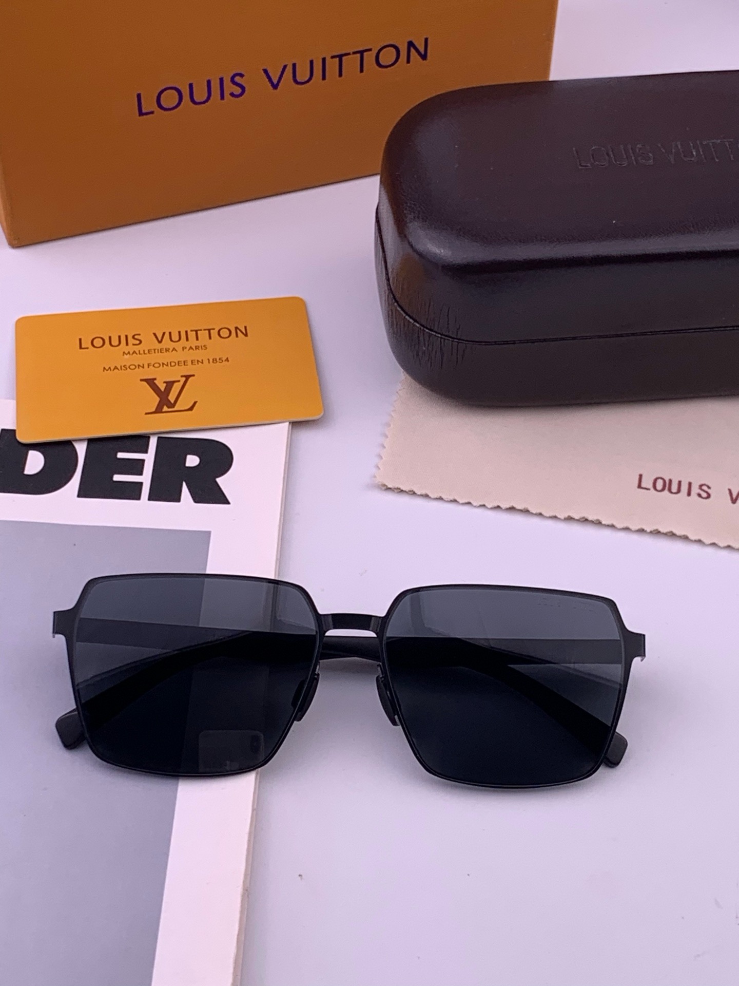 LV 男款炫彩飞行员偏光太阳镜 ❤️材质：高清尼龙加厚卡槽高清偏光镜片 🌹无边框镜架💕颜👍型号：L68903