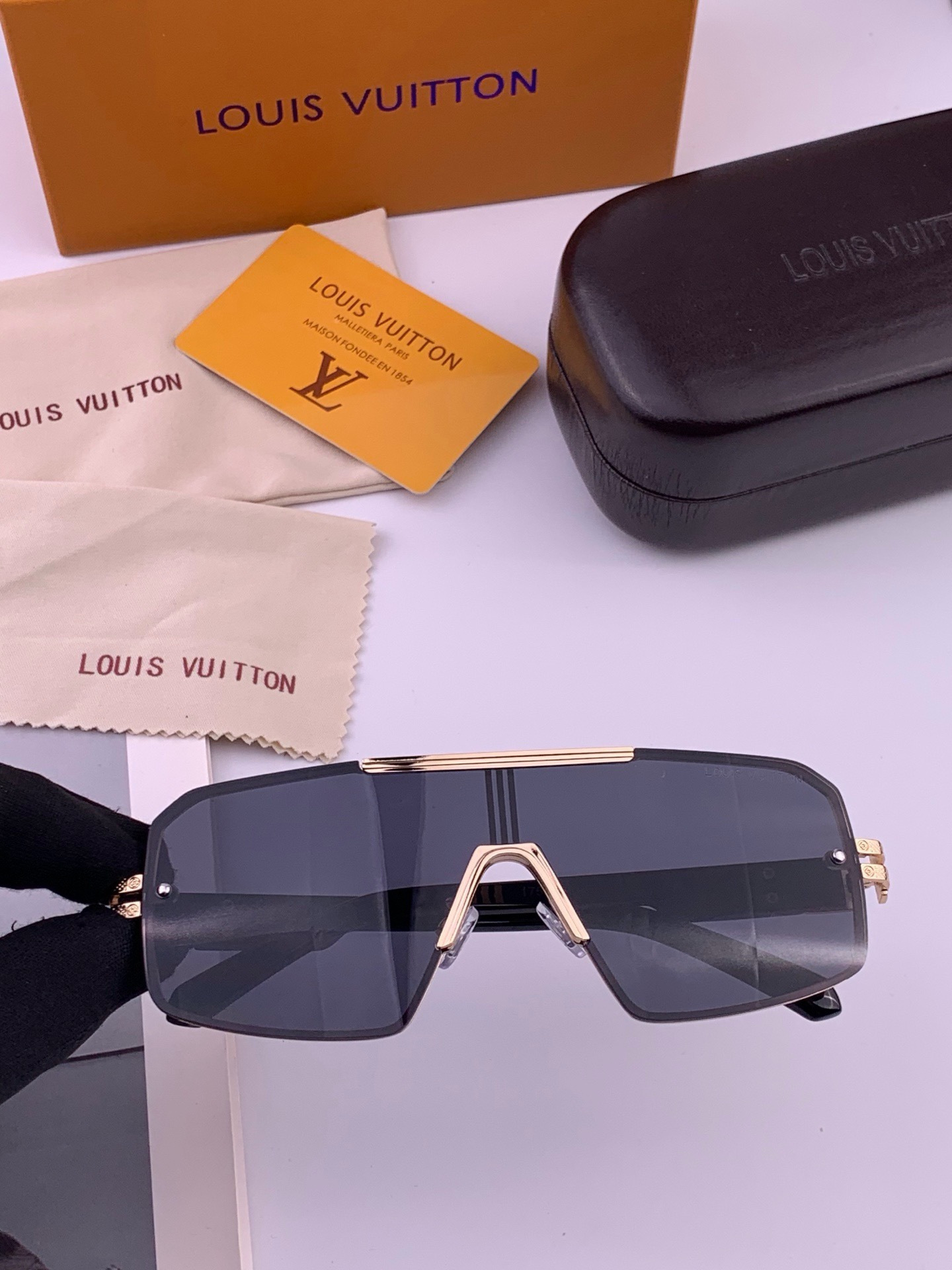 LV🔥高品质男女款”太阳镜🔥 开车钓鱼都可🔥百搭显瘦墨镜韩版男士飞行员大框司机开车防紫外线太阳镜，型号：L71757
