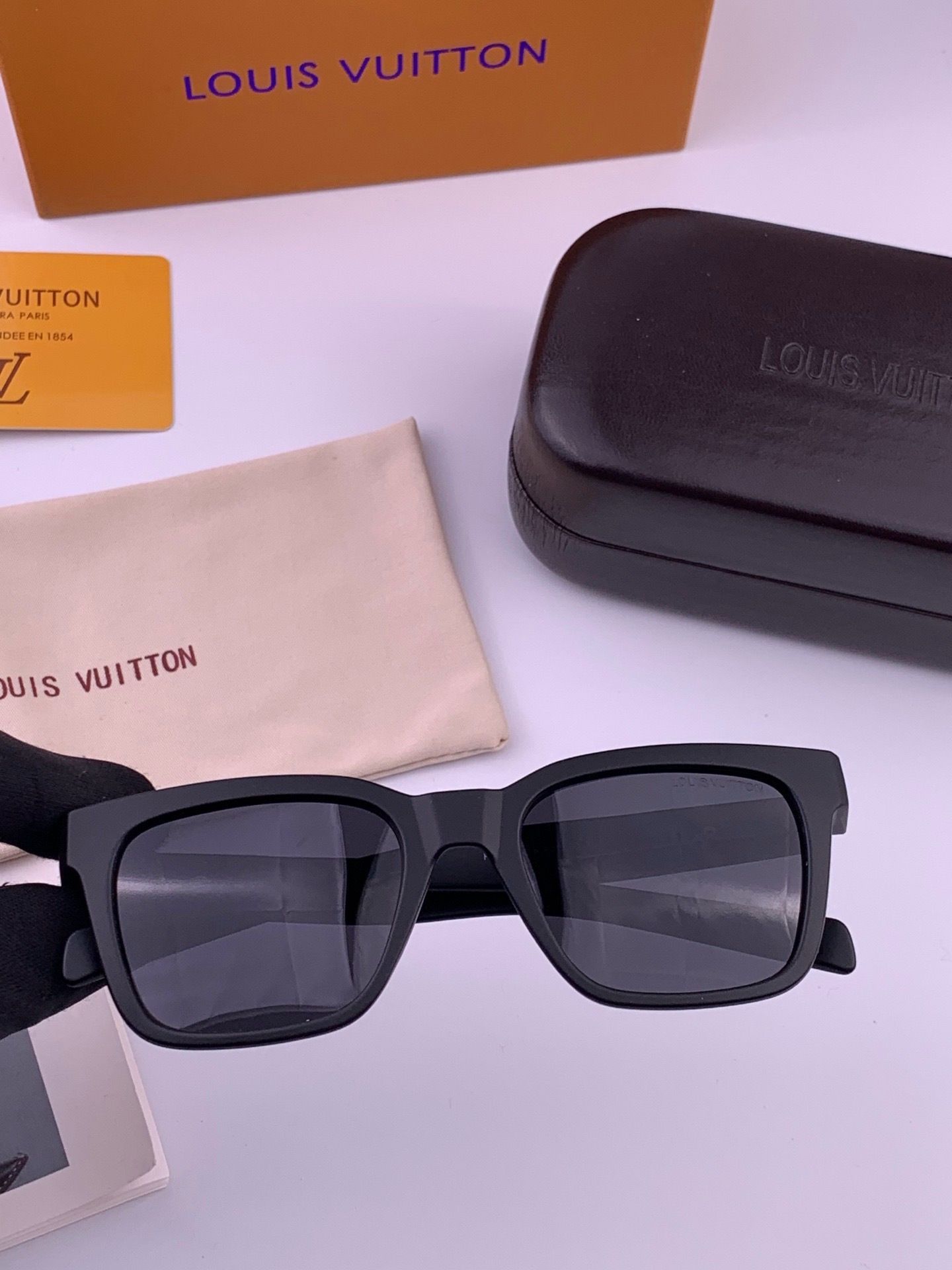 LV 太阳镜潮品官网模特同款 [玫瑰][玫瑰]精致个性设计简约时尚 高品质值得拥有绝对潮爆整个夏季 新款L4511