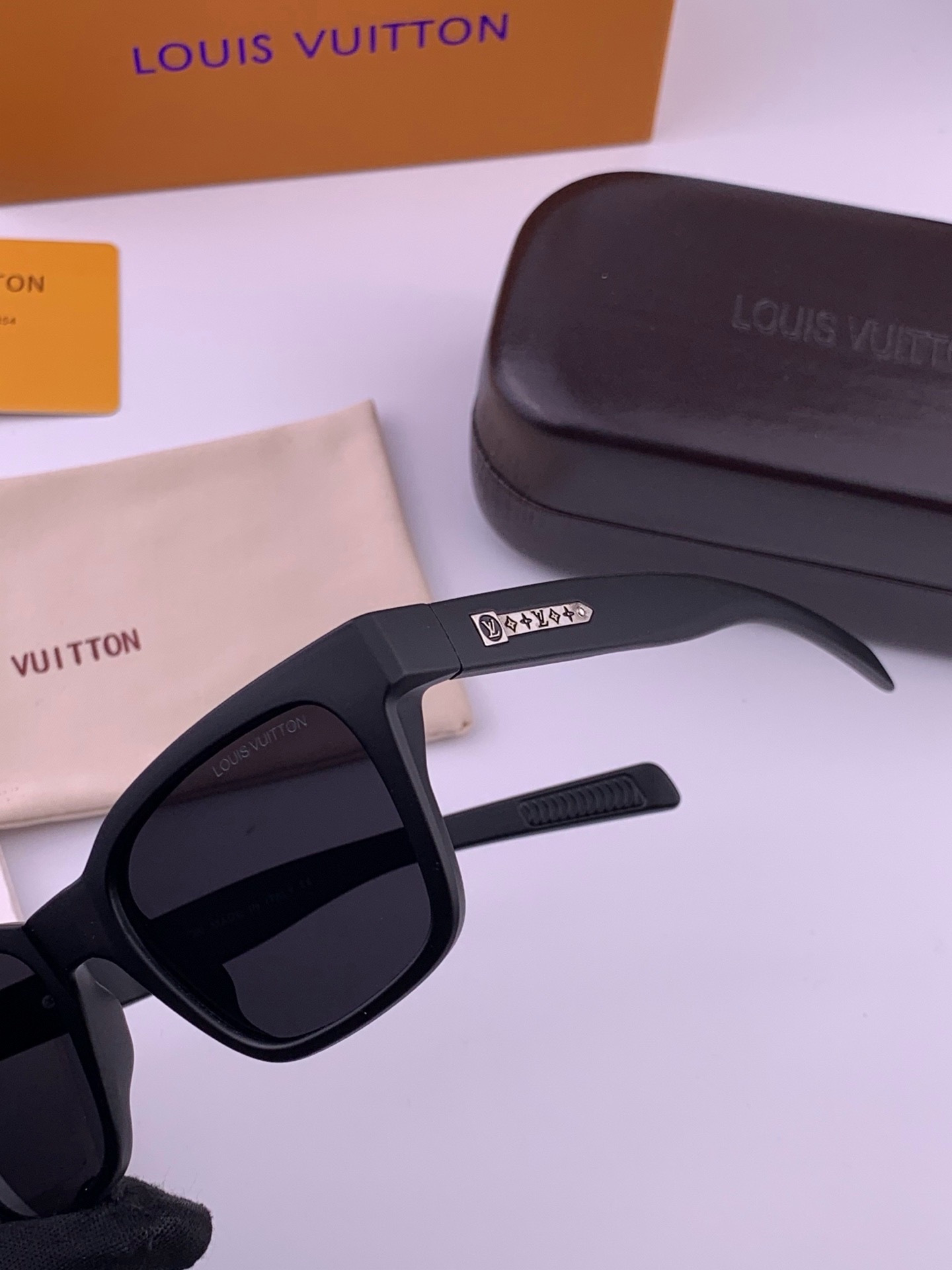 LV 太阳镜潮品官网模特同款 [玫瑰][玫瑰]精致个性设计简约时尚 高品质值得拥有绝对潮爆整个夏季 新款L4511